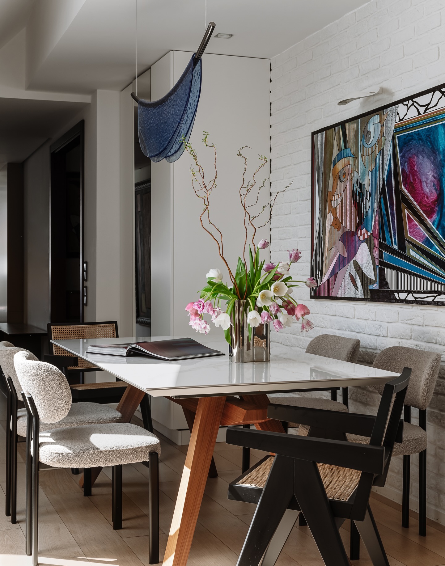 A life in dialogue with nature and expression. Natural wood grounds the kitchen, while boho elements and confident color accents shape an atmosphere beneath a light-filled penthouse ceiling.
www.sfdesigninteriors.com
📩office@sfdesign.at
📍Bösendorferstrasse 4, Vienna
#interiordesignvienna #interiordesignwien #interiordesign #interiordesigner #interiorlovers