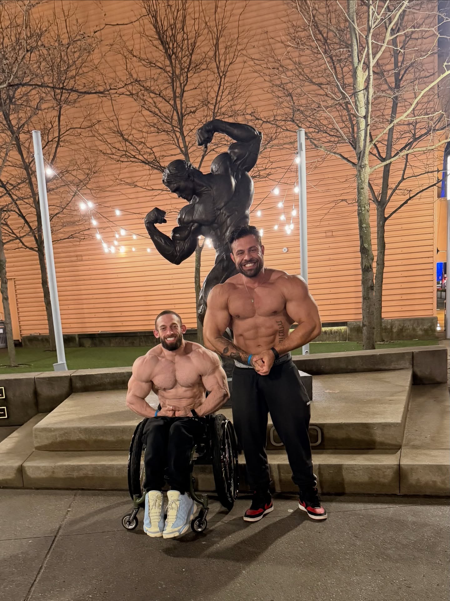 MISSÃO ARNOLD OHIO ✅
.
Muitos agradecimentos a fazer por esse grande presente que foi essa viagem/responsa.
.
Primeiro a cria @gorilaalbinopro . Teve muitos nomes grandes a disposição para carrega lo nessa missão, e mesmo não estando tão próximo como já fomos, fez do “papito” a sua escolha para acompanha lo em mais um grande momento de sua carreira que enche o papi de orgulho.
Cheio de orgulho porém nada surpreso, sempre disse que o topo seria dele, e isso vêm se firmando cada vez mais. Parabéns filhão. Mais um degrau, ou melhor, kk mais uma rampa subida 👊🏼😂.
.
@growthsupplements que esteve na linha de frente de toda organização e custeio da viagem. Meu muito obrigado pela disposição em fortalecer o nosso atleta, e por me permiterem estar junto realizando mais um sonho.
.
@fabriciopacholok é de grande orgulho passar o bastão para o maior treinador do Brasil da atualidade, e poder estar próximo a vc, e ao seu trabalho, que além de tudo me traz confiança de que podemos chegar no topo mantendo nossa essência. Obg pelo grande trabalho realizado com o menino, e pelo grande respeito em que me recebeu no time, mestre!
.
@sandrobugay achou que eu ia esquecer de vc né tiozin? Rs.
Sem entrar em muitos detalhes, apareceu no momento em que mais precisavamos para resolver nosso problema. Mto obrigado pela grande atitude, e consideração. 🫡
.
E ao Maior e único, Deus. Toda honra e toda Glória ao Senhor.
Por hoje, só gratidão por tudo que foi vivido e aprendido.