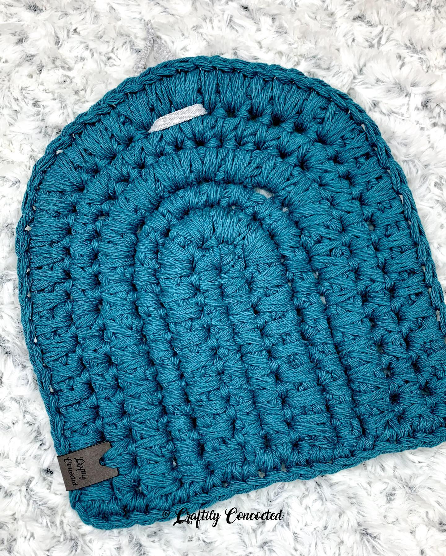 I have been eyeballing the pattern for the Archway Trivet from @christina.ann.studios for a little while now, and finally took the time to try it out! I actually messed up the first one I started making, but I like how it turned out, too. The second photo has the flubbed one (gray). What do you think?