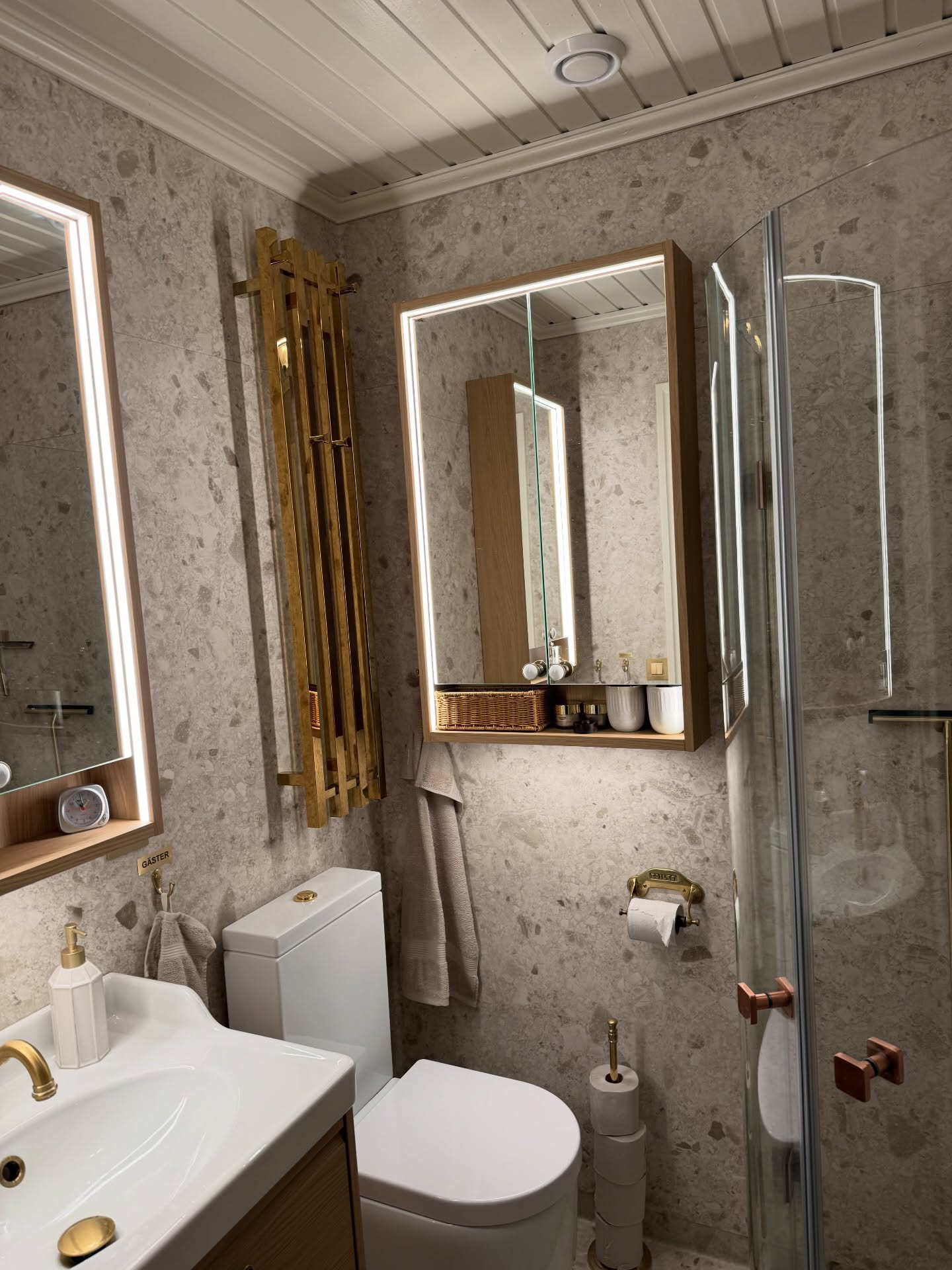 Detta fina badrum är nu färdigt! 🛁🧖🏼♀️
En varm och harmonisk kombination av guld, trä & beige 🤎
Tack kunden för förtroendet! 👋🏼
#NybeByggentreprenad • #FamiljeföretagSedan1964
