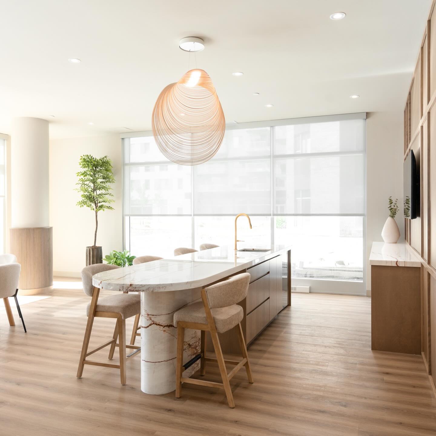 Continuing the reveal from the living room…
The same clean solar shades carry through into the kitchen, keeping the light soft while maintaining privacy.
A simple, architectural solution that lets the design of the space breathe.
#MontrealInteriors #MTLDesign #MontrealHomes #MTLBlinds #MontrealDecor