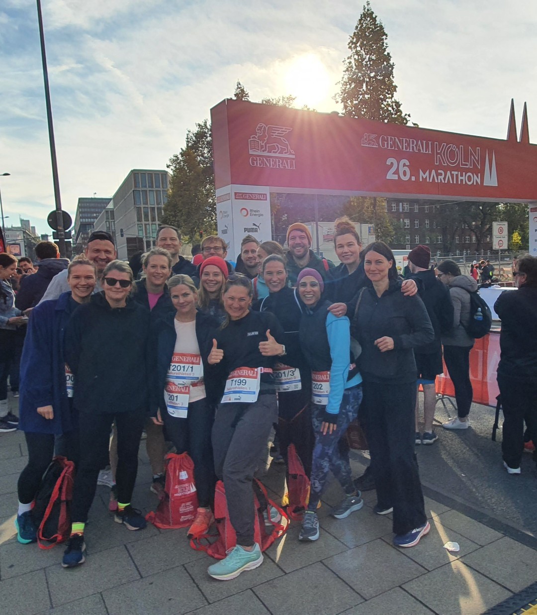 🚀 Naturathleten rocken den Köln Marathon! 🚀
Am Sonntag, den 6. Oktober 2024, haben wir Naturathleten uns mit 4 Staffeln in die verbotene Stadt gewagt und sind beim #generalikoelnmarathon an den Start gegangen.
Mit 16 Naturathleten haben wir die Kölner Straßen gerockt und ordentlich Kilometer gesammelt! Die Stimmung war einzigartig und es war ein unvergesslicher Tag, der uns (und unseren Beinen...) noch lange in Erinnerung bleiben wird! 💪🏃♂️🏃♀️
Und jetzt? Nach Köln ist vor Düsseldorf: Jetzt sind wir bereit für den nächsten Marathon—diesmal in der richtigen Stadt: Düsseldorf! 🏅
#Naturathleten #generalikoelnmarathon #outdoortraining #TeamSpirit 🎉🎽