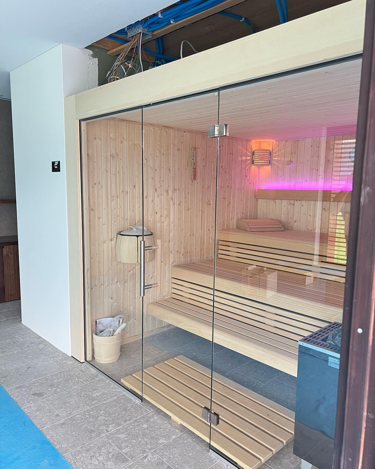 This is how a sauna works. Another new sauna from Spaculture GmbH completed for a customer in Liechtenstein. With innovative Isoholz without rock wool/mineral wool as insulation. With 3 operating modes, Finnish sauna, soft sauna or steam bath, the needs of the customer are individually addressed. !!!!!!!!!!!!!!!!!!!!!!!!!!!!!!!!!!!!!!!!!!!!!!!!Так работает сауна. Еще одна новая сауна от Spaculture GmbH завершена для клиента из Лихтенштейна. С инновационным Isoholz без минеральной ваты/минеральной ваты в качестве изоляции. С 3 режимами работы, финской сауной, мягкой сауной или паровой баней, потребности клиента учитываются индивидуально #sauna #spa #spaarchitecture #wellness #luxery #homedesign #banja #spaproject