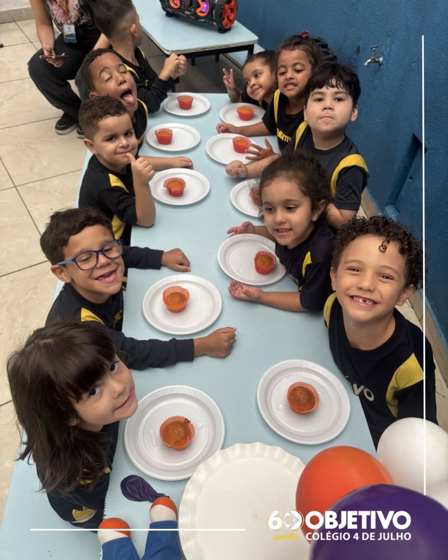 🎉 Minha Família – Data de Nascimento
Em nossa atividade sobre “Minha Família”, tivemos um momento muito especial: comemoramos o aniversário do Noguinho!
As crianças participaram de todo o processo da preparação da festa, tornando a experiência ainda mais divertida e significativa. Elas encheram as bexigas, organizaram os descartáveis, ajudaram a confeitar o bolo e confeccionaram um lindo cartaz para celebrar esse momento.
Foi uma atividade cheia de alegria, cooperação e aprendizado, onde os pequenos puderam trabalhar em equipe e compreender, de forma lúdica, a importância de celebrar as datas especiais em família.
Momentos assim tornam o aprendizado ainda mais especial! 🎂
Colégio 4 de Julho — 38 anos formando vidas com base cristã.