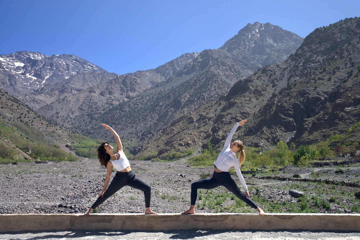 En un mes estaremos en este paraíso escondido en las montañas del Atlas. Rodeados de montañas con cumbres nevadas, ríos, árboles en flor, colores y sabores, nos retiraremos durante tres días de pura magia.
Piensa en yoga, meditación, trekking, hammam y comida deliciosa.
399€ todo incluido (excepto los vuelos).
11–14 de abril.
¡Últimas plazas disponibles! 📸 @305films_chg