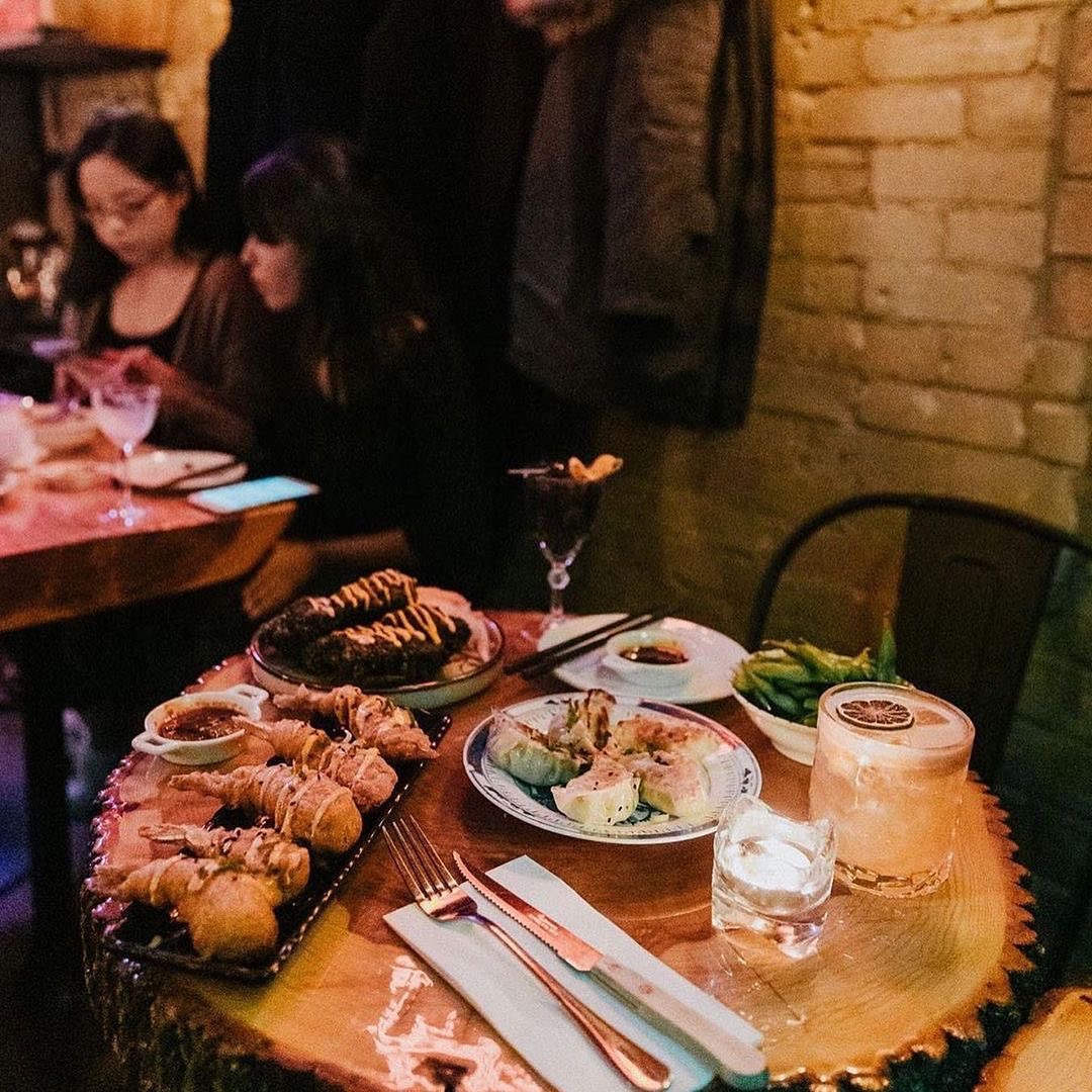 #repost 👉 @curiocitytoronto Exposed brick walls and lanterns give @theopiumbar an intimate vibe. It would be a great place for a Tinder date, just sayin’...
@curiocitygroup #curiocitytoronto