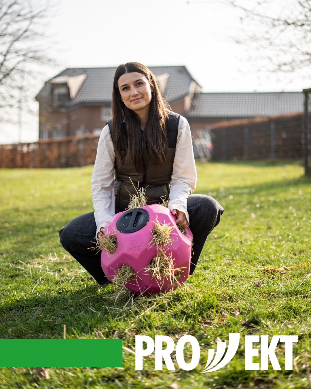 Für unseren Kunden @goebel_1950 ging es diese Woche wieder auf Videodreh 💚📸
Fun Fact: Auf den Bildern versteckt sich eine weitere Anna. Kleiner Tipp: Der Esel ist es nicht 😎