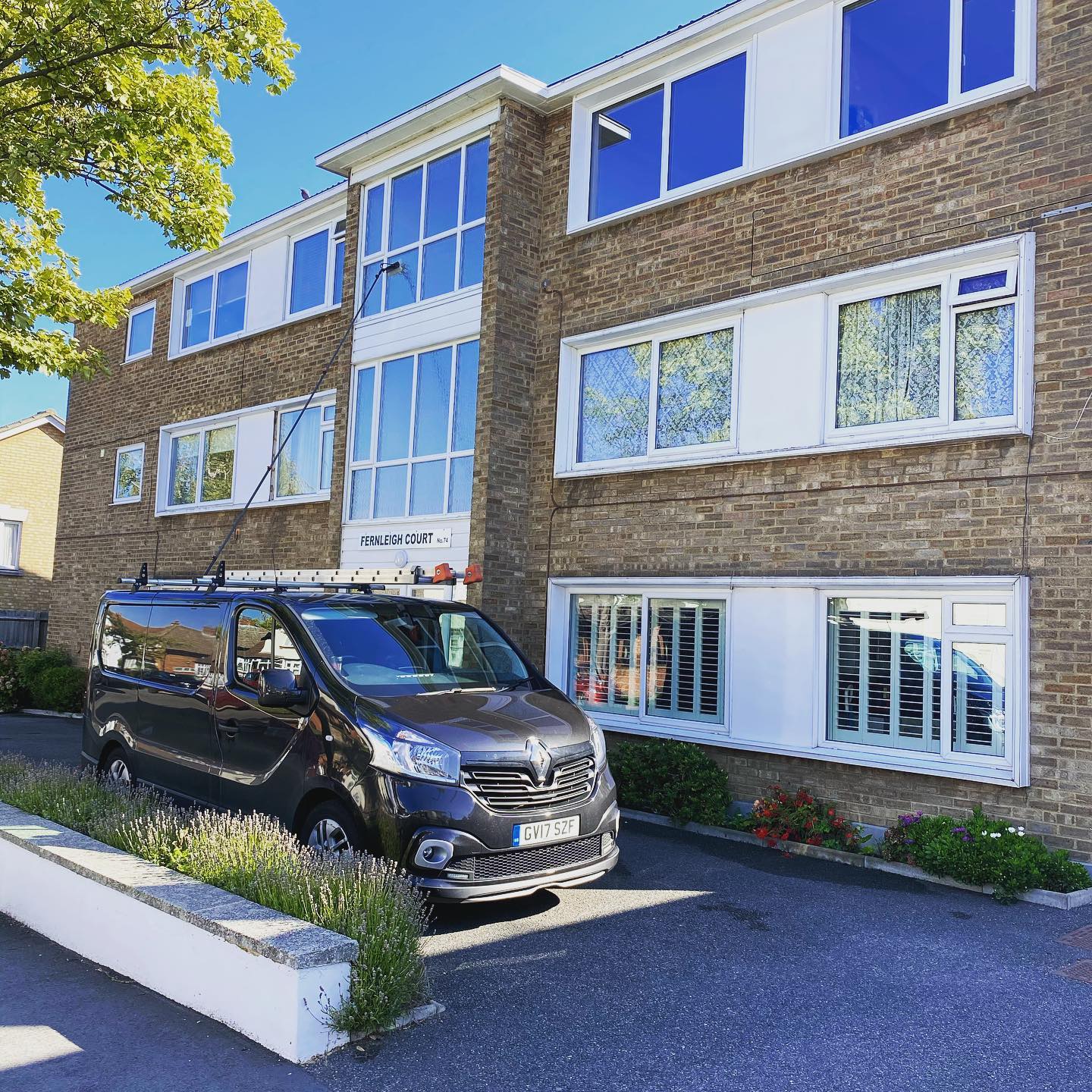 A monthly window clean on a block of flats in Leigh on sea today and what a lovely day for it โ๏ธ #LewisWindowCleaning
#WindowCleaner
#WindowCleaning
#EssexWindowCleaner
#WindowCleanerEssex
#EssexWindowCleaning
#WindowCleaningEssex
#WaterFedPole
#BurnhamOnCrouch
#Maldon
#Witham
#Braintree
#Essex
#Cleaning
#WithamWindowCleaner
#MaldonWindowCleaner
#BraintreeWindowCleaner
#BurnhamOnCrouchWindowCleaner
#PureWater
#CleanWindows
#GutterClearance
#GutterCleaning
#ConservatoryCleaning
#CladdingCleaning
#LifeOfAWindowCleaner
#WindowWashing
#WindowCleaningLife
#WindowCleanersLife
#WindowCleaningService
#EssexWindowCleaningService