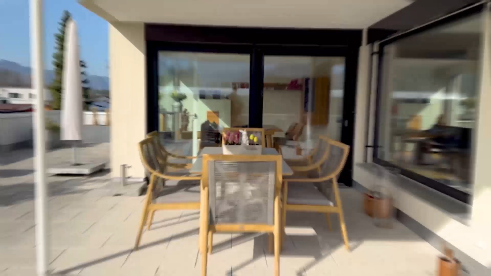 🌟 Exklusive Dachterrassenwohnung in Feldkirch zu verkaufen – Modernes Wohnen mit Panoramablick! 🌟
Diese moderne Dachterrassenwohnung in einer kleinen, gepflegten Wohnanlage (Baujahr 2019) bietet 100 m² Wohnfläche und eine 145 m² große Südterrasse mit atemberaubendem Ausblick. Drei Schlafzimmer, alle mit Terrassenzugang, sorgen für ein helles und offenes Wohngefühl.
🔹 Großzügiger Wohn- und Essbereich mit offener Küche
🔹 Klimaanlage für kühle Frische im Sommer, gemütlicher Ofen für kühlere Tage
🔹 Modernes Badezimmer mit Dusche, Badewanne und Tageslicht
🔹 Tiefgaragenplatz & Kellerabteil inklusive
📍 Perfekte Lage in Feldkirch: Nah an Spazier- und Radwegen, Autobahn, Bushaltestelle und Stadtzentrum. Infrastruktur ideal – Geschäfte, Restaurants und Ärzte in wenigen Minuten erreichbar.
📅 Besichtigungstermin vereinbaren und diese Traumimmobilie selbst erleben!
Nico Troy direkt 📞+43 664 8247126 ✉nico.troy@bb-immobilien.at
🌐https://www.bb-immobilien.at/eigentumswhg/bb-26-01116
#FreiraumFürIdeen #immobilien #realestate #feldkirch #investment #vorarlberg #immobilienvorarlberg #eigenheim #wohneigentum #PenthouseLiving #Dachterrasse #ImmobilieVorarlberg #LuxusWohnung