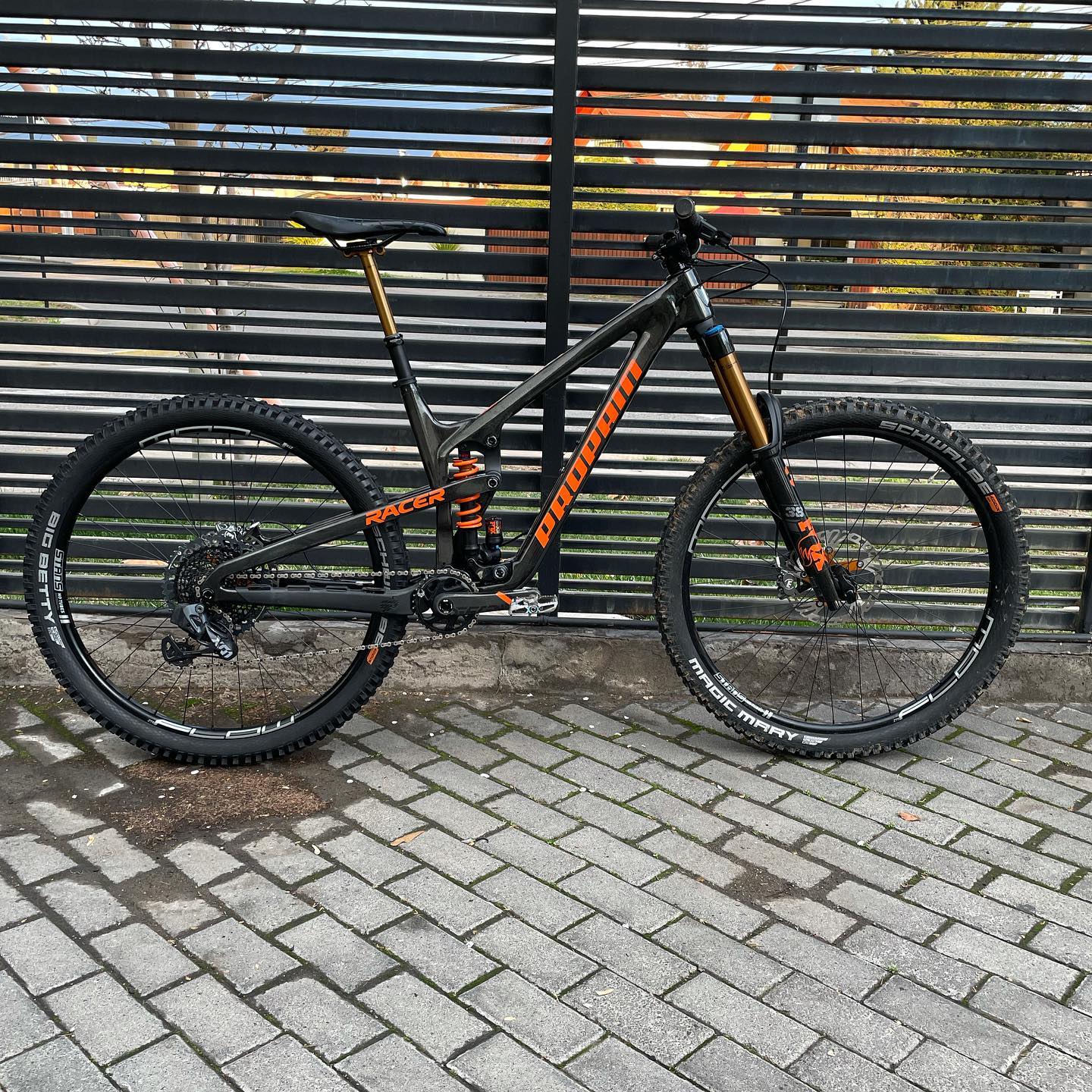 Una 💎? No, esto es Gold Lunar Custom Kit para esta Propain Spindrift CF 29 @propainbikeschile. + graficas personalizadas para nuestro tremendo embajador @benja_corralg que se va el viernes a correr el #EWS.
Todo el apoyo, animo y fuerza Benja! 💪
@racer_chile
@venzeus_cl