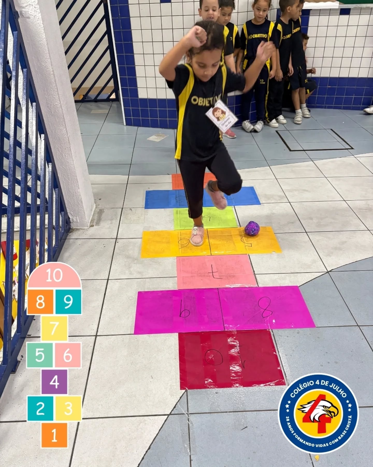 🔢🎯 Aprendendo matemática com movimento!
Os alunos do 1º ano B participaram de uma aula de Matemática e Movimento, trabalhando a sequência numérica de uma forma divertida e dinâmica.
Utilizando a brincadeira da amarelinha, as crianças puderam desenvolver a coordenação motora, enquanto identificavam e organizavam os números na sequência correta.
Foi um momento de muito aprendizado, movimento e diversão, mostrando que aprender matemática também pode acontecer brincando! 😊📚
Colégio 4 de Julho — 38 anos formando vidas com base cristã.