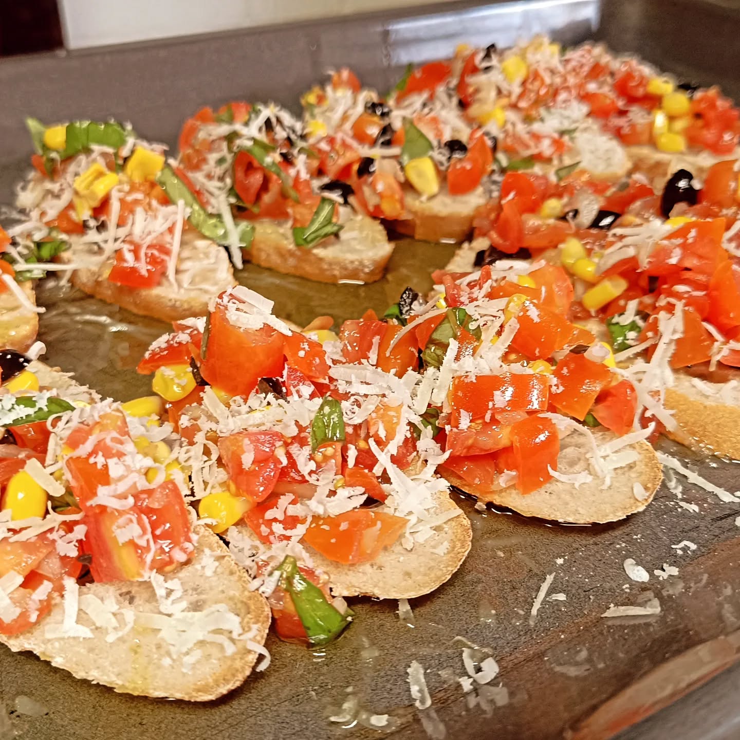 Quando se tem pessoas a jantar em casa, aproveito para testar receitas.
Ontem à noite decidi fazer umas bruschettas e polvo com molho de amêndoa e levedura de cerveja.