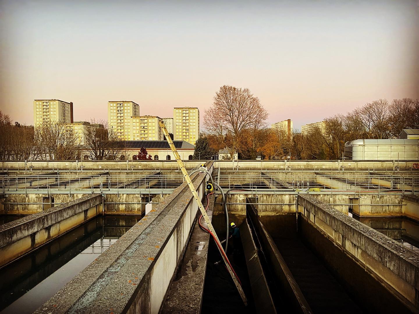 Transfert de Biolite d’un filtre vers un autre filtre et vidange du sous radier #eau #eaupotable #environnement #paris #biolite #renovation #transfert