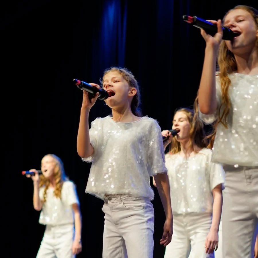 Unsere StarLights
Mit den Songs into the unknown und Roar
Diese Mädels haben insgesamt 6 Konzerte gerockt und eine unglaubliche Performance abgeliefert.
Ihr seid wirkliche Stars!