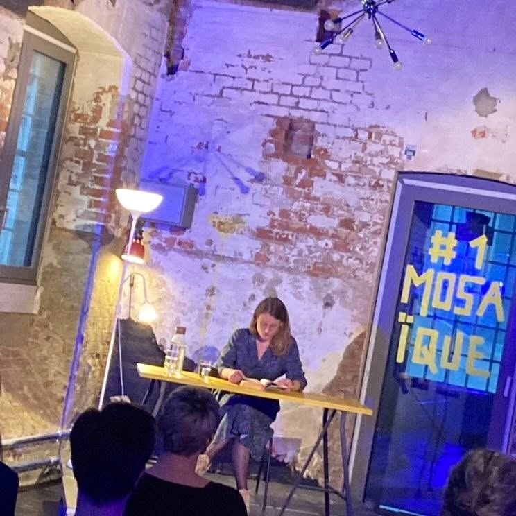 Gestern durfte ich zum ersten Mal live aus meinem Buch lesen.
Danke @mondmeerundmarguerite für die Einladung und den tollen Abend!
@iris_blauensteiner und @lyrisch_letter_er_si_l es war sehr schön, mit euch gemeinsam zu lesen!
@m_peichl danke für die Fotos!
#mondmeerundmarguerite #lesung #lotwien #connect #theamengeler #yay