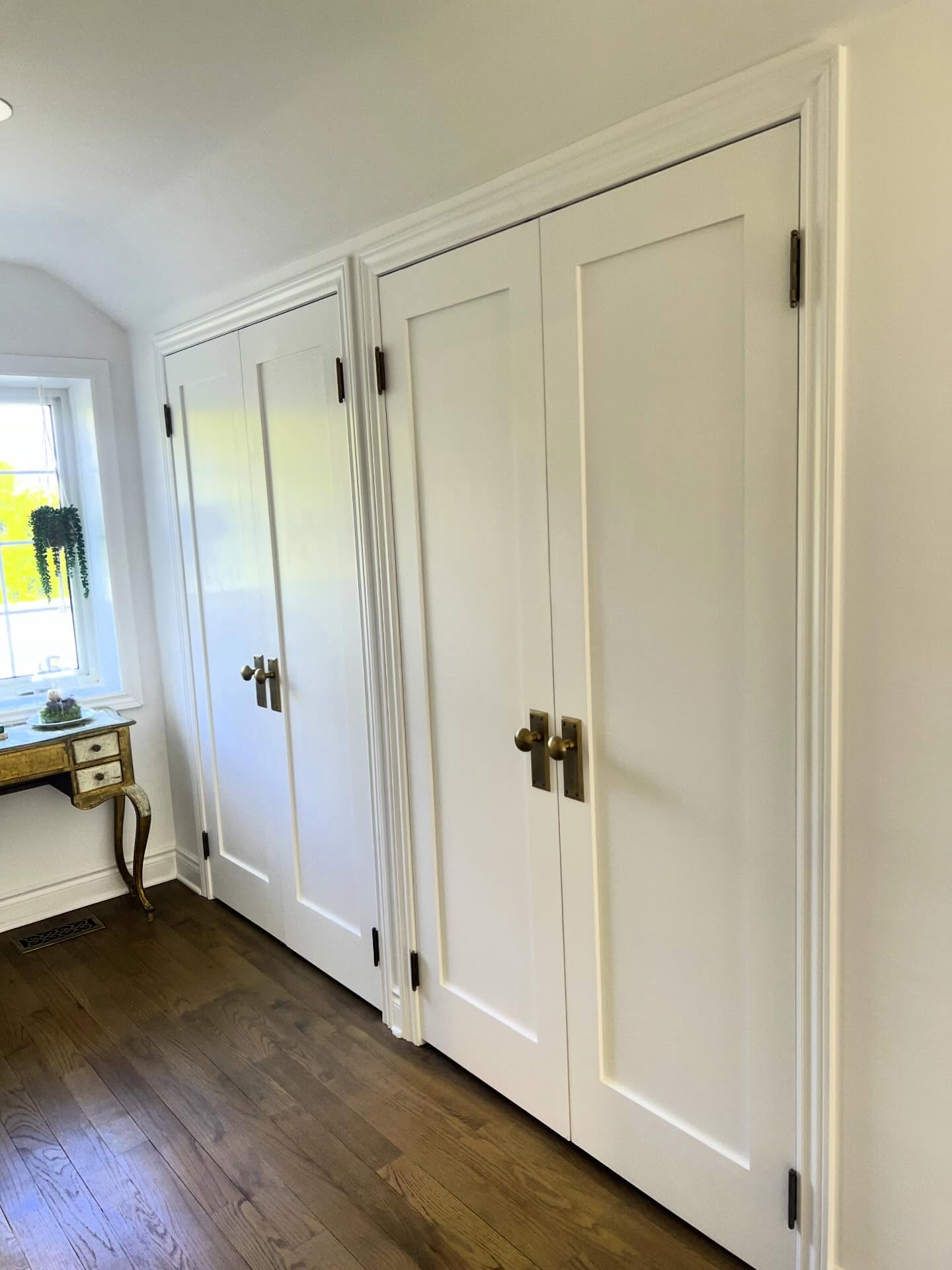 Here we painted these very nice solid wood closet doors. We always tape off door hinges and remove the remaining hardware to ensure a proper finish and avoid getting paint where it shouldn’t be. All part of our high-end, professional process. #dufferincounty #orangevilleontario #customhomedesign #decorator #wallsmithpainting