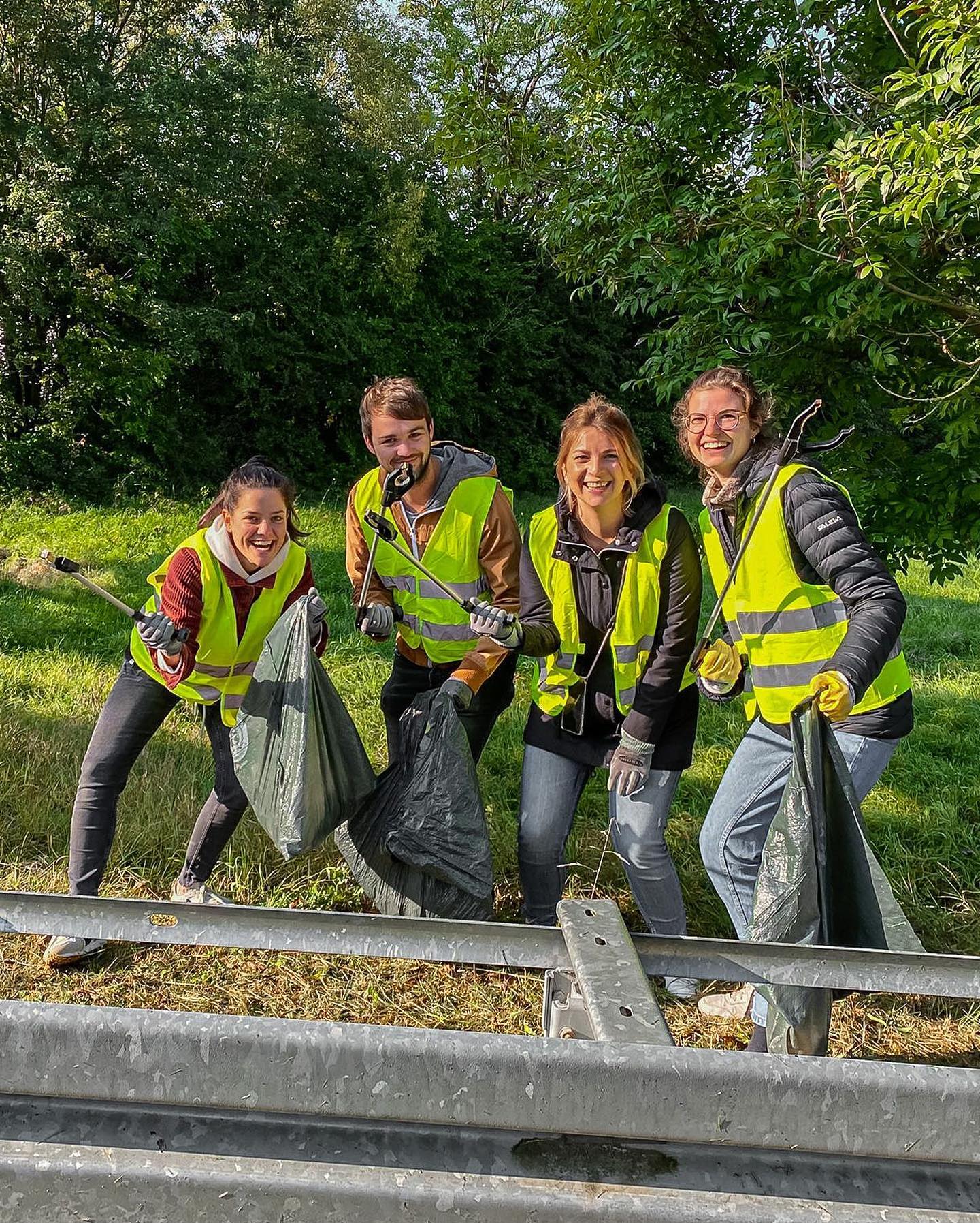 R E M I N D E R 🧹🗑
- für Facts swipen 👈🏻
Am Samstag räumen wir mal wieder so richtig auf 🥳
——————————————————
Hallo Freunde der sauberen Umwelt!
Unsere Aktion "Kehrwoche" geht in die nächste Runde.
Wenn du auch der Meinung bist, dass Müll & Plastik in unserer Natur nichts zu suchen haben, dann schließe dich uns gerne an.
Am 09.04.2022 packen wir wieder alle mit an und erteilen dem Müll eine Abfuhr!
Wir sind dann wieder im öffentlichen Raum der Gemeinde Bretzfeld unterwegs.
Genaue Info's dazu findest du auch auf unserer Homepage unter www.mensch-united.de/kehrwoche
Dort kannst du dich auch direkt anmelden und uns bei der Müllsammlung unterstützen.
Wir freuen uns auf schönes Wetter, saubere Plätze & alle Helfer/Helferinnen.
#muellsammlung2022 #menschunited #halteteureumweltsauber #gogreen #cleanhome