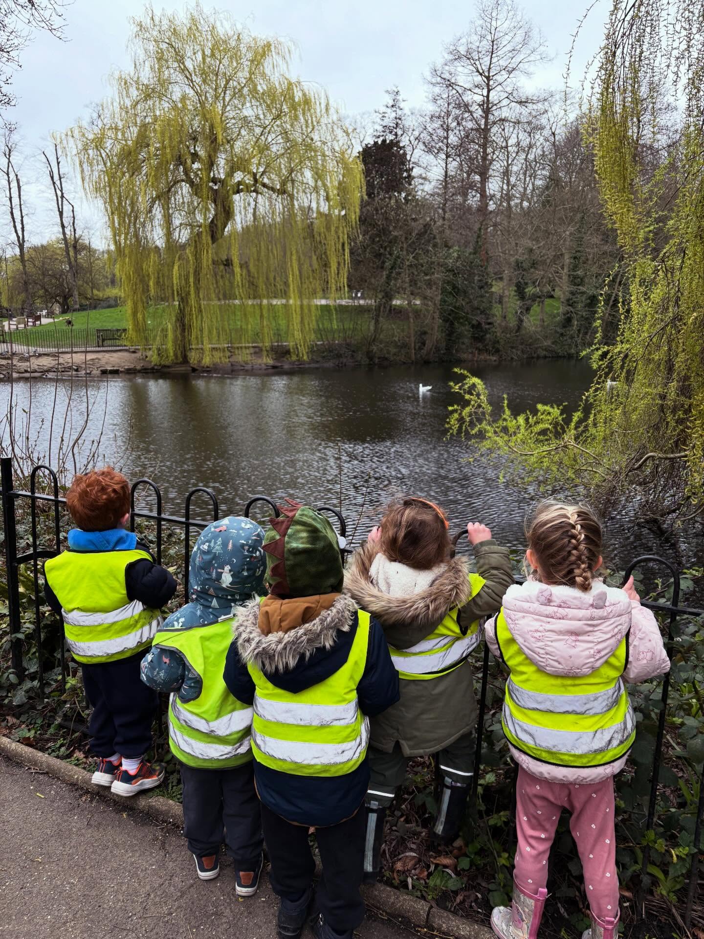 A lovely school trip to the Waterlow Park trail 🌿
The children had a wonderful time spotting beautiful flowers, ducks, and even a friendly robin and parakeet along the way 🦜 🦢 🌸 🌳
They loved exploring the park and discovering the nature around them 🍂
