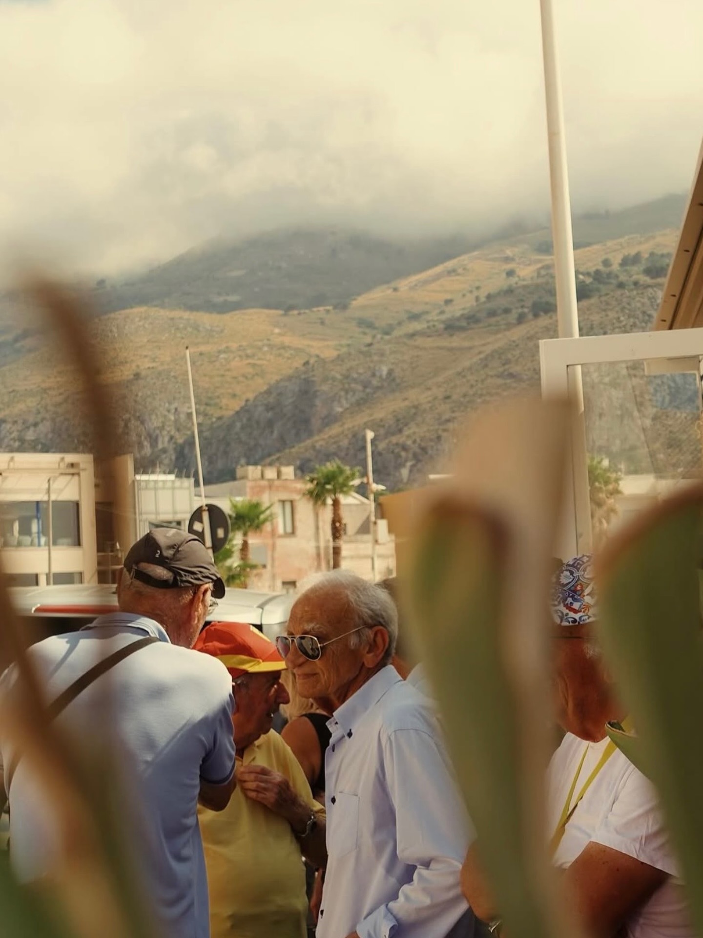 La Trapani-Monte Erice è una grande famiglia che si riunisce dove l’asfalto comincia e il blu del mare e del cielo finiscono ma contornano ogni momento.
Ad ogni sosta, un racconto; ad ogni sguardo, un’amicizia che si trova o rinnova. Anime in movimento che si ritrovano per scoprire, ancora una volta, di avere qualcosa di forte in comune: la stessa passione. Perché il viaggio più bello è quello che facciamo insieme. O no? 💛
#TrapaniMonteErice