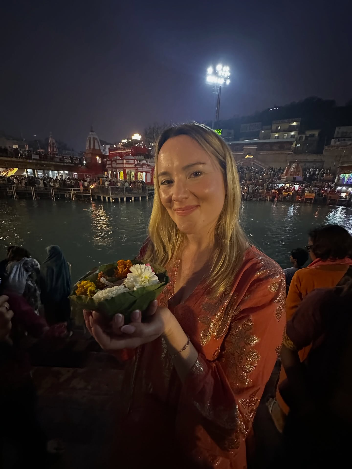 IL RITORNO ALLA SORGENTE
Il viaggio del primo gruppo in India del Nord è stato un vero e proprio attraversamento dell’Essere. Un’immersione totale nella presenza, in quella dimensione silenziosa e viva che si rivela quando smettiamo di resistere alla VITA.
Dalle acque sacre del Gange, dal respiro millenario dei templi, dagli sguardi profondi delle persone incontrate lungo il cammino.
Per giorni con i viaggiatori abbiamo vissuto come un UNICO ORGANISMO, come una piccola comunità custodita in un grembo invisibile. Non eravamo più semplicemente individui che viaggiano insieme, ma una Coscienza collettiva che respirava, osservava e sentiva insieme.
È difficile descrivere la potenza di ciò che è accaduto.
Molti di noi sono stati toccati profondamente nel cuore, nel silenzio più intimo dell’Essere. Qualcosa si è aperto, qualcosa si è sciolto. E qualcosa, dentro ognuno dei partecipanti, si è trasformato.
Ad Haridwar, dove il Gange scende dalle montagne e incontra la pianura, abbiamo abbracciato migliaia di luci, il suono delle campane, i Mantra che vibravano nell’aria. Poi siamo arrivati a Varanasi, una delle città viventi più antiche della Terra. Una città dove vita e morte convivono senza separazione. Abbiamo camminato tra i ghat, osservato il fuoco eterno delle cremazioni, navigato sul Gange al tramonto mentre l’Aarti Serale risuonava pieno, tra canti, preghiere e meditazioni profonde.
Anche il ritorno è stato un momento molto intenso e commovente. In un periodo storico così incerto per il mondo, vedere tutti i partecipanti tornare a casa sani e salvi è stato per me qualcosa di profondamente importante. Un momento di grande gratitudine.
Quando si viaggia in luoghi così potenti non si torna mai davvero come prima. Qualcosa rimane dentro, qualcosa continua a lavorare in silenzio.
Ora ci stiamo preparando ad accogliere il SECONDO GRUPPO, che arriverà il 18 marzo. E sento nel cuore una grande gioia. In questo momento mi trovo in Nepal, dove stiamo facendo un nuovo sopralluogo per un prossimo viaggio mistico che nascerà molto presto.
Un viaggio speciale.
Un altro portale.
E non vedo l’ora di poterne parlare.
Grazie. 🙏