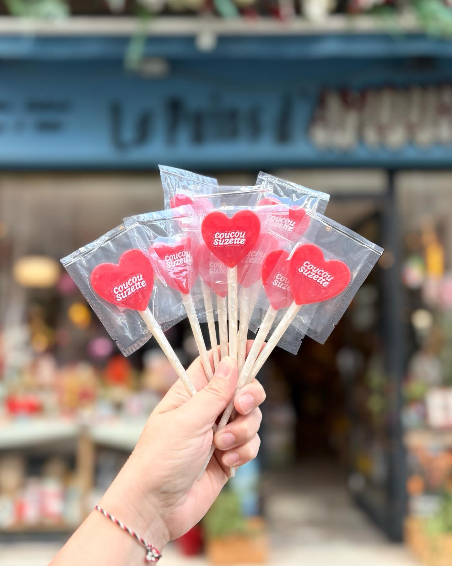 💗 Love love love ! 💗
La collection anniversaire de @coucousuzette vient d’arriver à la boutique et on a complètement craqué pour ces pics à cheveux en forme de sucettes cœur 🍭❤️
Colorés, fun, un brin rétro et complètement irrésistibles,
ils apportent une touche de love et de bonne humeur à n’importe quelle coiffure 💘
Les nouvelles grandes pinces fleurie et les peignent sont superbes 🌸🌻🌼
À offrir, à collectionner ou à porter tous les jours pour envoyer un peu d’amour ✨
📍 Le Puits d’Amour
113 rue Fondaudège – Bordeaux
Quartier Jardin Public
🕒 Ouvert du lundi au samedi : 11h – 19h
Le Puits d’Amour, toujours plus de love 💕
