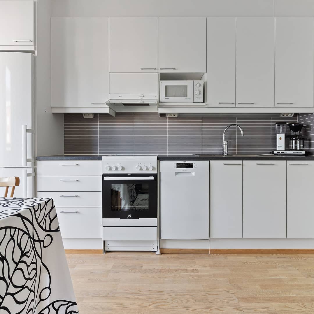 Kaunista, pientä, kompaktia ja niin toimivaa 🖤
Tällä viikolla, ja jo aiemmin, on ihasteltu pienten asuntojen tehokasta tilankäyttöä.
Tämä koti jatkaa samaa linjaa. Kaikki tarvittava viehättävästi omalla paikallaan. Ei mitään lisättävää.
Katso kaikki kuvat osoitteessa:
https://asunnot.oikotie.fi/myytavat-asunnot/lahti/16214639
Kohteen sinulle esittelee:
Kaisa Yli-Kojola
Huoneistokeskus Oy
p.040-578 6575
kaisa.yli-kojola@huoneistokeskus.fi
#simpleroom #asuntovalokuvaus #bathroom #bedroom #blackandwhite #bottna #huoneistokeskuslahti #kaisamyy #keittiö #kerrostalo #kylpyhuone #lahdenkeskusta #lahti #livingroom #makuuhuone #marimekko #mustavalkoinen #mustavalkoinenkoti #panimokatu #realestatephotography #yksiö #yksiönkeittiö #yksiönsisustaminen