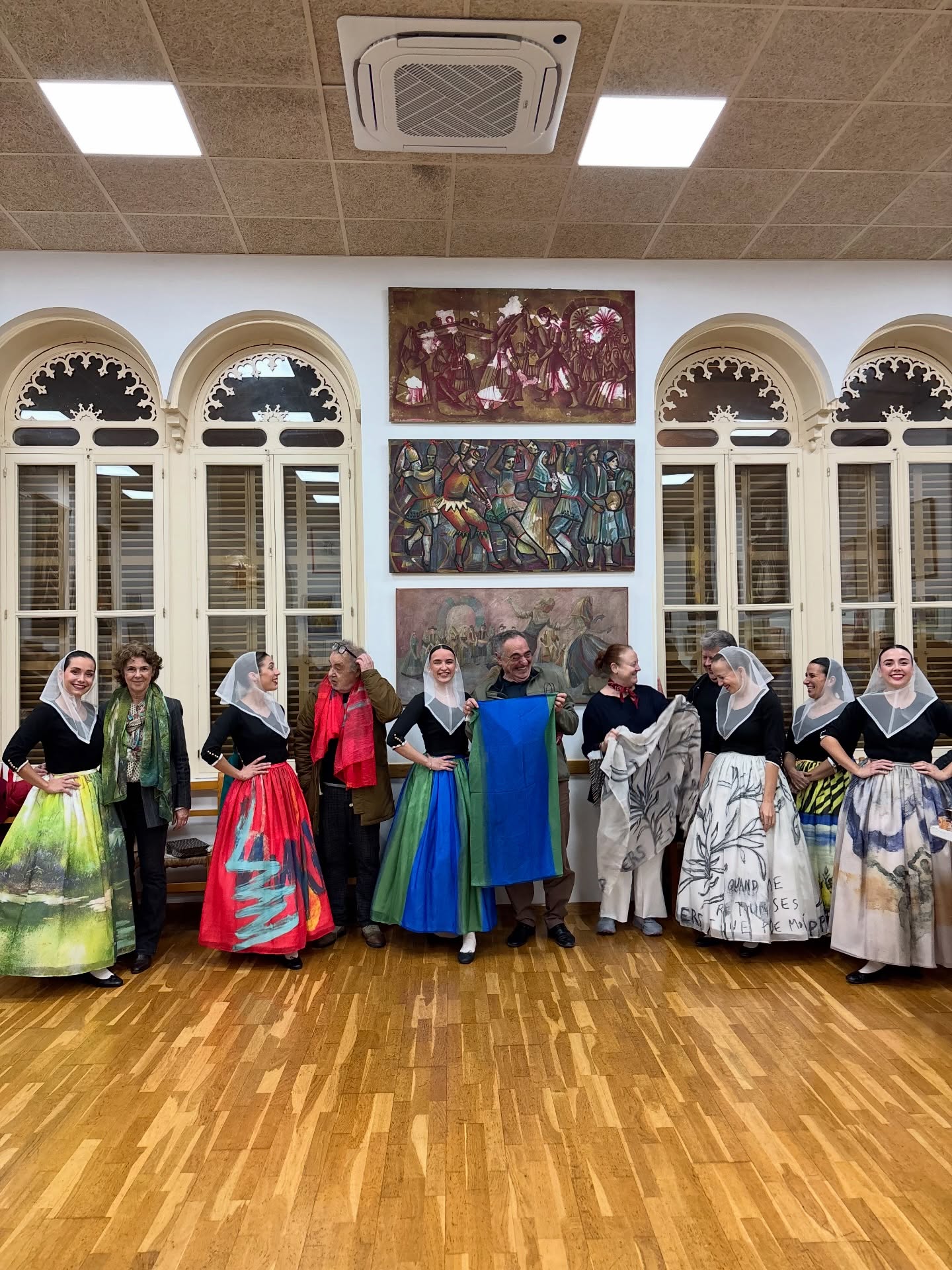 🥰✨ Ahir va ser un dimarts diferent a l’Escola.
En el marc del 50è aniversari, vàrem voler fer un reconeixement a totes les persones que feren possible que es poguessin dur a terme tots els actes.
Un agraïment molt especial als pintors Pep Guerrero, Pep Coll, Ángeles Cereceda, Bàrbara Joan, Mateu Bauzà i J. M. Menéndez Rojas per la seva generositat en cedir obres que han fet possible la confecció de les faldes de l’espectacle al Teatre Principal. 🎭
Com a mostra d’agraïment, es va fer entrega d’una obra gràfica de Pep Guerrero, amb l’acord històric de l’Ajuntament de Palma que encarregà a Bartomeu Enseñat la fundació de l’Escola, juntament amb el catàleg de l’exposició celebrada a La Misericòrdia.
❤️ Tots sou Escola. Gràcies.