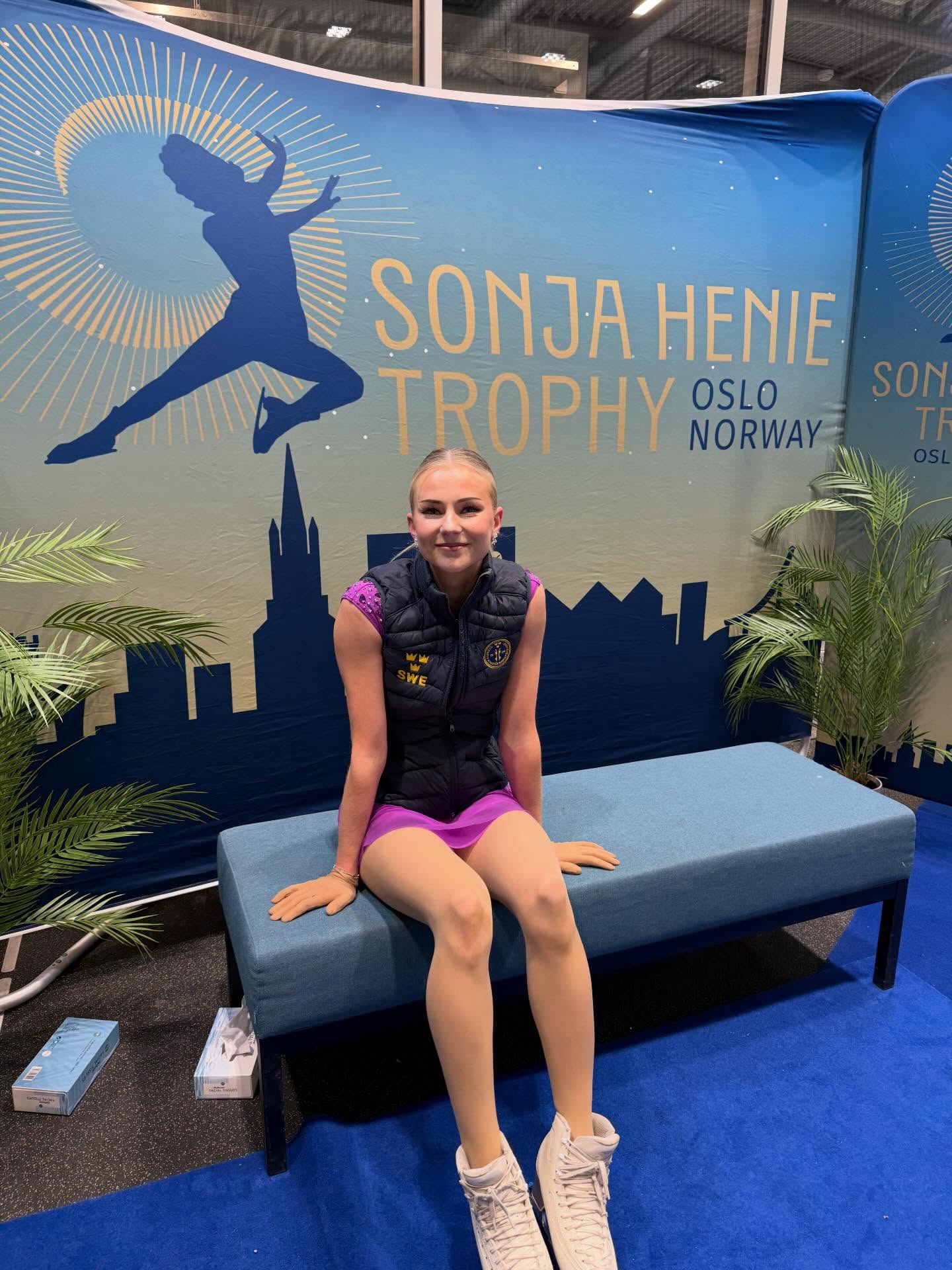 Rapport från helgens sista tävling: Hela sex av våra åkare tävlade i ISU-tävlingen Sonia Henie Trophy i Oslo! 🙌🏻
Grattis till Andreas som tog silver🥈
Jättefina åk av Lovisa, Nina, Lilly A, Leona och Hedda.
Stort tack till vår tränare Josh för stödet!