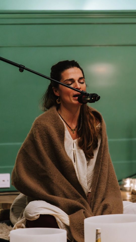 :》》Het moment dat je je realiseert dat je hier niet bent om klein te blijven.
11 november 2023 was zo'n avond.
Eerder dat jaar zag ik in een visioen mezelf zitten in een kerk vol met met mensen. Ik faciliteerde een prachtige cacao ceremonie in een kerk in Haarlem.
Ik voelde heel duidelijk dat dit visioen, wat ik ervaarde tijdens een regressie sessie, mij iets liet zien wat in de toekomst lag. Het moest nog plaatsvinden.
Twee maanden later ontmoette ik een vrouw die mij vertelde dat ze werkte in een kerk in Haarlem. Ze liet foto's zien. Het was dé kerk uit mijn visioen.
Op mijn verjaardag, 11 november kwam mijn visioen tot leven. Met maar liefst 80 zielen in een waanzinnige cirkel. Zo verbindend. Zo helend.
Ik had geluisterd naar waar de energie me naartoe begeleidde. Vertrouwde op mezelf en mijn intuïtie.
De avond ging over verbinden vanuit eenheid. Waar mannen én vrouwen samen in liefde, in verbinding, samenkwamen. Samen zingen. Samen huilen. Elkaar ontvangen in alle kleuren.
We werden één ziel. Één stem. Één bewustzijn.
Die avond opende ik voor het eerst mijn stem op een manier als nooit te voren. Ik zong mee met de ervaren mannen.
Ik droeg een veld van 80 mensen en zij droegen mij.
Het was een avond en ervaring die mij heel duidelijk liet weten: hier sta ik in mijn kracht.
Als vrouw. Ik mag deze ruimte nemen, dat ben ik waard.
Ik ben hier niet om klein te blijven.
Jij waarschijnlijk ook niet als je diep van binnen voelt dat dat niet de bedoeling is.
Je lichaam weet het.
Je hart weet het.
Je ziel weet het.
Wat mij geholpen heeft om mijn pad te bewandelen? Is luisteren naar de tekenen die mij de juiste kant op sturen én precies dat doen waar ik me krachtig in voel.
Mijn vriend zegt wel eens, wanneer jij jouw versie 'ceremonie Yolentha' bent, ben je de krachtige en wijze vrouw die haar essentie belichaamt.
Het is waar. Die versie leeft in ons allemaal. We mogen weer op haar (of hem) vertrouwen en op dat ze een plek verdient in deze wereld.
En hier in het westen, leven we inmiddels in voldoende veiligheid dat het kan.
Wie ben jij als je in je grootsheid stapt?
🤍