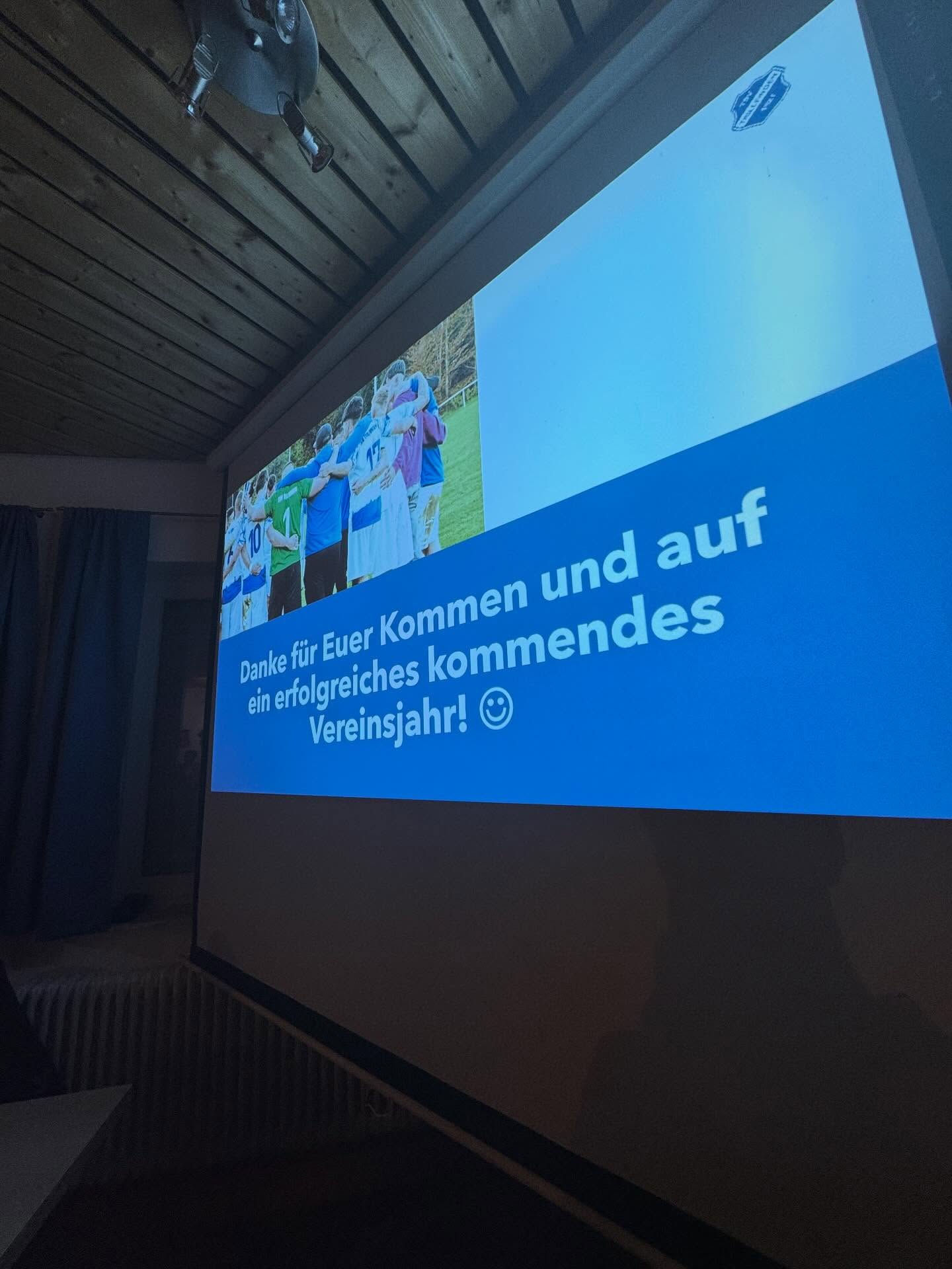 Generalversammlung beim TSV Trillfingen – Rückblick, Ausblick und wichtige Entscheidungen für unseren Verein. ⚽
Sportlich konnte unsere Erste Mannschaft eine starke Saison spielen und den Klassenerhalt mit Platz 5 in der Bezirksliga sichern – bei der verschärften Abstiegsregelung alles andere als selbstverständlich. Ein echtes Highlight war außerdem der Eyachpokalsieg in Heiligenzimmern, der erste seit 2018. Und auch in der Halle bleibt der Pokal in Trillfingen: dreimaliger Halleneyachpokalsieger! 🏆
Ein besonderer Fokus liegt weiterhin auf unserer Jugendarbeit. Aktionen wie das Jugendzeltlager, das Stuttgarter Kickers Camp oder die Jugendweihnachtsfeier zeigen, wie wichtig die Nachwuchsarbeit für den TSV ist. Ein großes Dankeschön gilt hier allen Trainern, Betreuern und Verantwortlichen, die sich Woche für Woche für unsere Jugend einsetzen.
Neben dem Sport lebt unser Verein vor allem vom Engagement vieler Helferinnen und Helfer. Veranstaltungen wie der Halleneyachpokal, das Oktoberfest oder der Einsatz beim 750-Jahre-Jubiläum von Trillfingen zeigen einmal mehr, was gemeinsam möglich ist. 💪
Bei den Neuwahlen des Ausschusses wurden auch einige Veränderungen beschlossen:
➡️ Marvin Stehle übernimmt künftig die Rolle des Spartenleiters Fußball
➡️ Sven Braun übernimmt neu die Rolle des Schriftführers von Marvin Stehle
➡️ Mit David Bidinger und Max Rauscher verstärken zwei neue Gesichter den Ausschuss
Damit stellt sich der TSV weiterhin breit und zukunftsorientiert auf – sportlich wie organisatorisch.
Im Rahmen der Versammlung wurde außerdem Michael Fechter für sein jahrzehntelanges Engagement im Verein verabschiedet – dazu folgt noch ein eigener Beitrag.
Zum Abschluss bleibt vor allem eines zu sagen: Danke an alle Mitglieder, Trainer, Schiedsrichter, Helfer, Sponsoren und Unterstützer, die unseren Verein möglich machen.
Auf ein erfolgreiches neues TSV-Jahr! ⚽👏