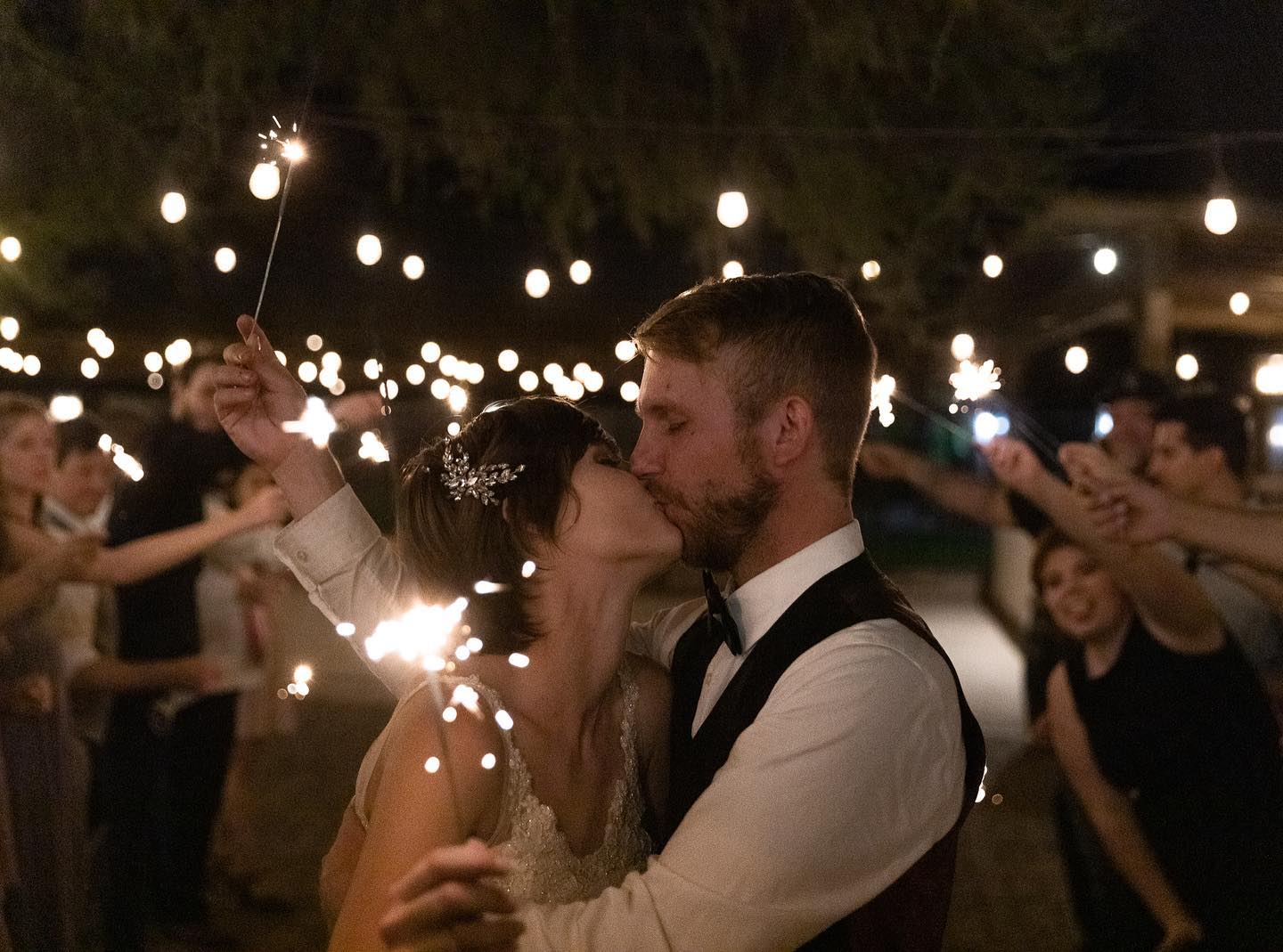 I hope it’s not too late to say CHEERS!! 🥂 To the new year! 🎊 Lot’s of things are in store this year for Danielle La Photography. ♥️ My business almost came to complete stop last year, and I am going to do my best to stay active with posting and continue sharing gorgeous images! Although the pandemic is still ongoing, I am still doing outdoor photoshoot sessions. Ring in the new year with some new photos! 💍 ✨ 💚
.
.
.
.
.
#AZphotographer #ArizonaPortraitPhotographer #PHXfamilyPhotos #AZfamilyPhotos #PHXphotographer #AZweddings #AZweddingPhotography #DesertWedding #SedonaWedding #PhxEngagement #SedonaEngagement #AZengagementPhotos #AZWeddingPhotographer #DanielleLaPhotography #thevenueatchilleens #tnttietheknot