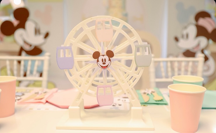 Kid’s table with themed activity sheets ❤️