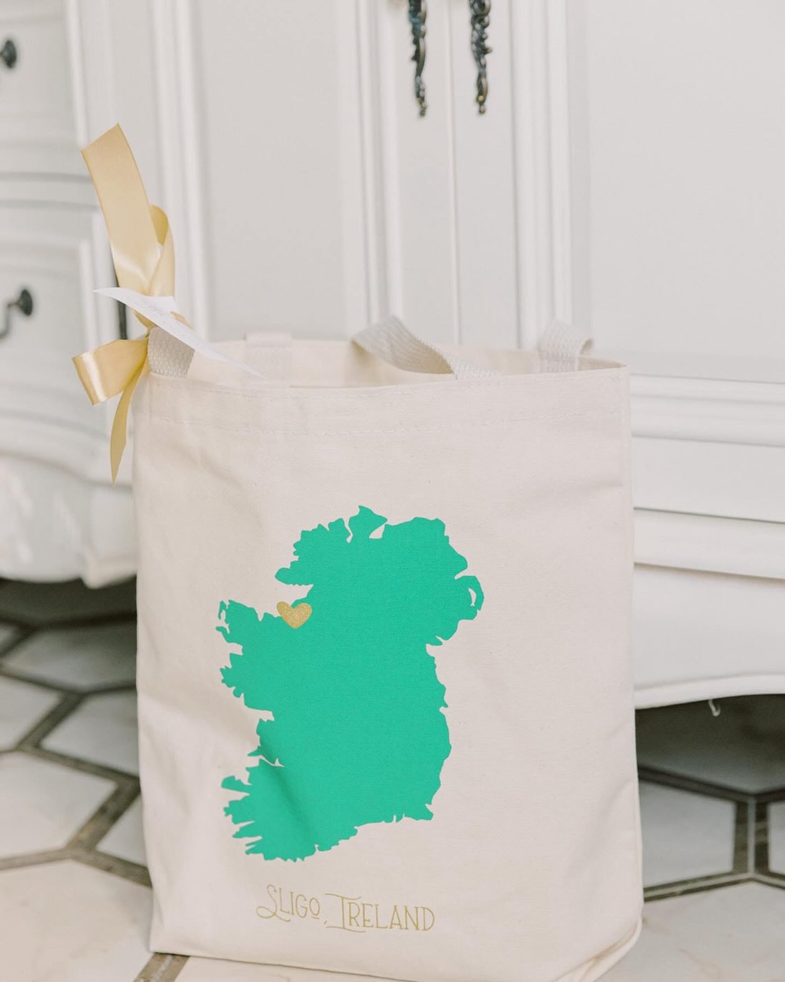 Lá Fhéile Pádraig sona daoibh ☘️💚
There’s something truly magical about celebrating love on this fair isle. From windswept cliffs and ancient castles to candlelit country houses, Ireland has a way of making every wedding feel timeless.✨
Today we’re feeling especially grateful to be planning beautiful celebrations of love across Ireland — places where laughter, music, and a little bit of Irish grá bring everyone together. 🤍
To all our couples, past and present, and to those dreaming of their day here in Ireland… Happy St. Patrick’s Day. May your day be full of love, joy, and a touch of Irish magic. ☘️✨🙌🏻
Sláinte to love, laughter, and happily ever after. 🇮🇪
#weddingsbydearbhaile #weddingplannerinireland #destinationwedding