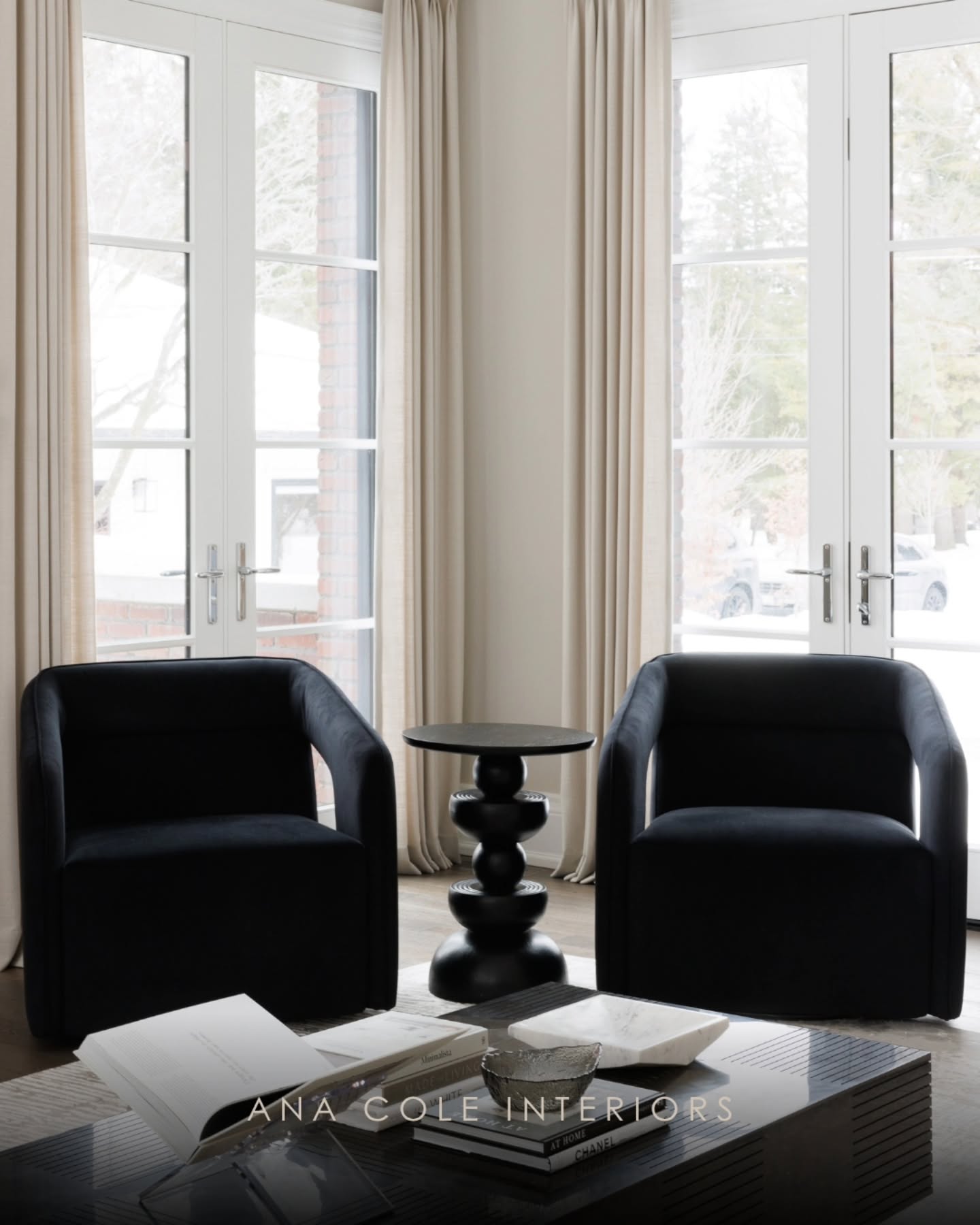 Design is in the details.
From furnishings to window coverings to the final styling layers, every element in this sitting vignette was carefully considered to create a space that feels refined, balanced, and beautifully lived in.
Full-service interior design and furnishing by us @anacoleinteriors
Photographed by @mike_barry_ca
#LdnOnt #LuxuryHomeDesign
#CuratedInteriors #ElevatedInteriors #AnaColeInteriors