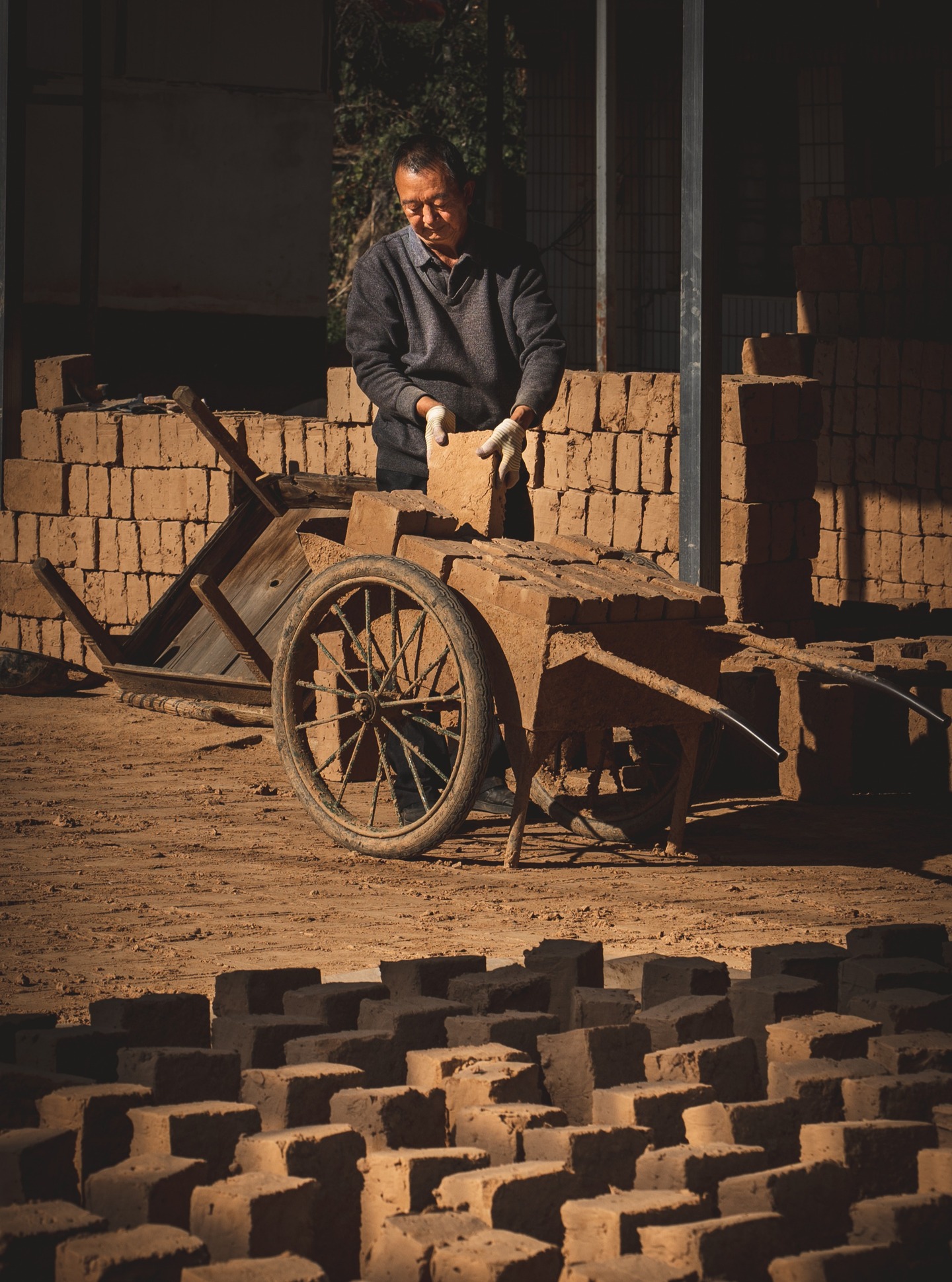 Terres, matière et savoir-faire
Au Yunnan, le patrimoine bâti ordinaire est en terre crue - briques d'abobe dans les plaines et les vallées, murs épais en pisé dans les hauts plateaux.
Les savoir-faire s'adaptent à la matière et au climat.
_______
Earth, material, and craftsmanship
In Yunnan, the ordinary built heritage is made of raw earth — adobe bricks in the plains and valleys, thick rammed-earth walls on the high plateaus.
Building knowledge adapts to the material and to the climate.
