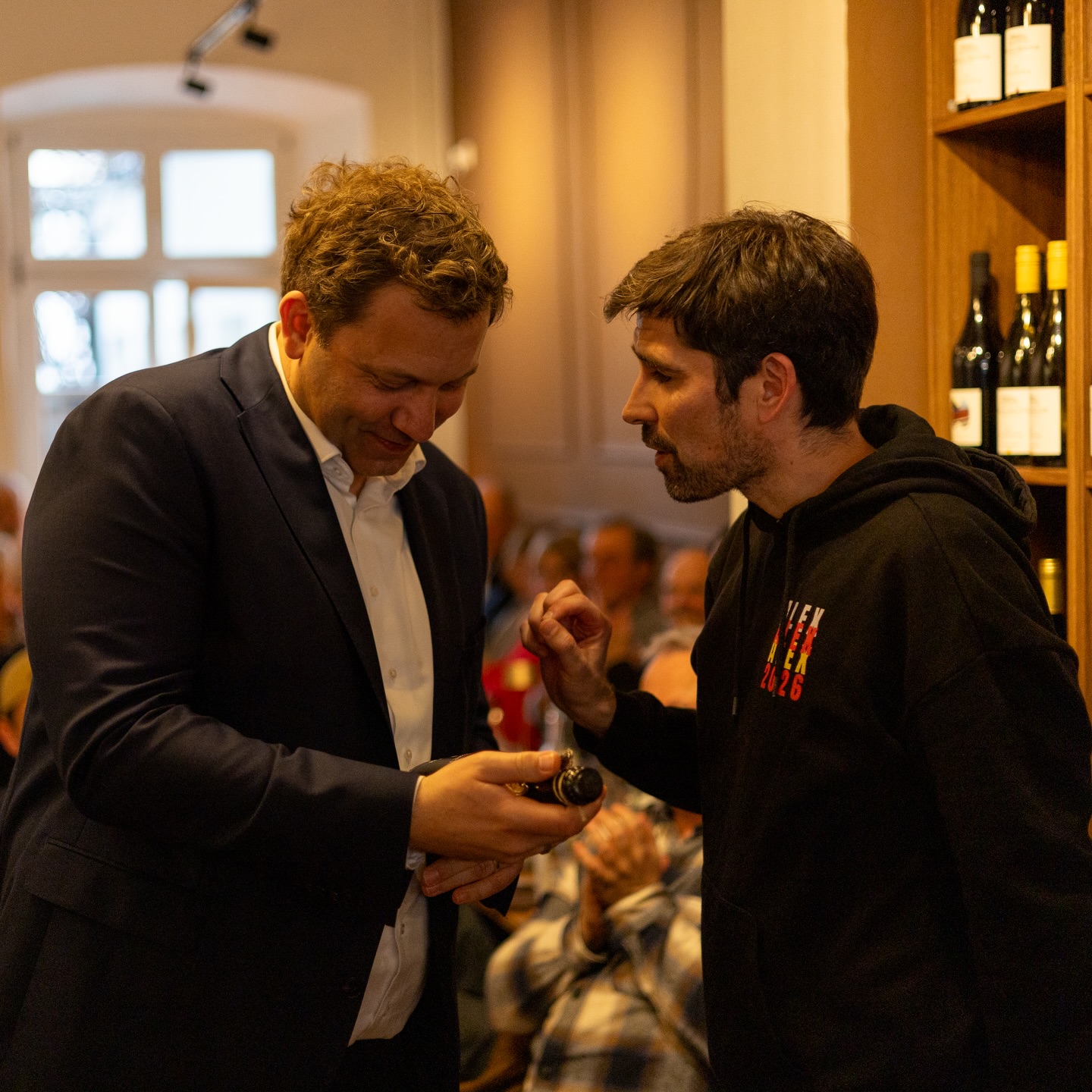 👉 Wenn der Vizekanzler beim Wein in Trier sitzt und plötzlich alle kommen, weißt du: Die Themen brennen.
Der Vizekanzler war da. Lars Klingbeil und ich haben ins Basil zum Gespräch bei einem Glas Wein eingeladen – und plötzlich strömten Menschen aus allen Teilen der Gesellschaft zusammen.
Vom Handwerker über den Sozialdienst Katholischer Frauen, Gewerkschaften und den IHK-Präsidenten bis zur Großmutter und zu Schülerinnen und Schülern: Alle waren da.
Mit Zuversicht für Trier – aber auch mit Sorgen um die Welt und unser soziales Miteinander.
Aus dem Gespräch gingen klare Botschaften hervor:
🌍 Klimaschutz ist unverhandelbar. Für eine lebenswerte Zukunft – und damit Energie und Mobilität bezahlbar bleiben.
🇱🇺 Grenzkontrollen nach Luxemburg müssen enden. Sie schaden Wirtschaft, Austausch und belasten täglich Zehntausende Pendler.
🤝 Soziales Miteinander braucht Anerkennung statt Sparkurs. Bei Rente und Unterstützung im Alltag.
🕊 Frieden und internationale Zusammenarbeit sind entscheidend – in der Ukraine, im Iran und weltweit.
🎓 Bildung und Kultur sind Schlüssel, um unsere Gesellschaft auf eine technischere und konkurrenzintensivere Zukunft vorzubereiten.
Darum geht es auch bei der Frage, wer unser Land führt. Mit Alexander Schweitzer bleiben Klimaschutz, offene Grenzen nach Luxemburg, Gleichberechtigung, wirtschaftliche Stärke sowie Bildung und Kultur Priorität Nummer 1.
Am 22.3. entscheidet sich, welche Werte eine Regierung prägen.
Darum gilt:
Schweitzer für Klima, Bildung und Arbeit – kein Risiko im Zweikampf eingehen.
Die Ehrung mit der Willy-Brandt-Medaille unserer Ministerpräsidentin a.D. Malu Dreyer für ihre langen Verdienste durch Lars und mich zeigt auch, in welcher klaren Tradition mit Haltung Alexander Schweitzer an der Spitze des Landes steht und sich verpflichtet fühlt. Und ich würde gern weiter als starke Stimme für Trier, als Trierer mit Herz im Landtag meine bisherige Arbeit fortsetzen wollen und auch gern weiter Minister mit Haltung für starke Kinder bleiben.
Daher: Erststimme Sven Teuber, Zweitstimme Alexander Schweitzer und die SPD.
#trier #klimaschutz #larsklingbeil #luxemburg #sventeuber