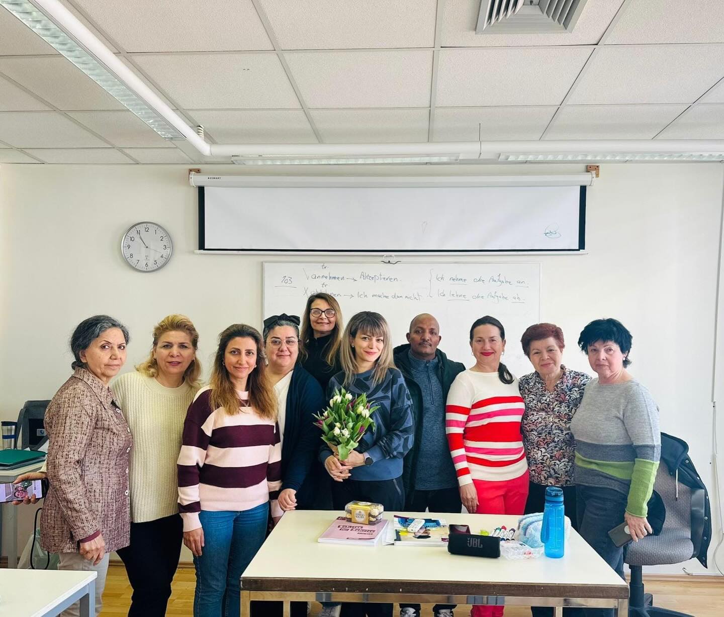 Der Kurs „Deutsch4you 02“ feierte den Weltfrauentag und überreichte der Lehrerin einen wunderschönen Blumenstrauß. 💐
Ein Zeichen der Wertschätzung und Dankbarkeit für ihre Unterstützung und ihr Engagement.
#weltfrauentag #deutsch4you #dankbarkeit❤️ #frauenstärken #bildungverbindet