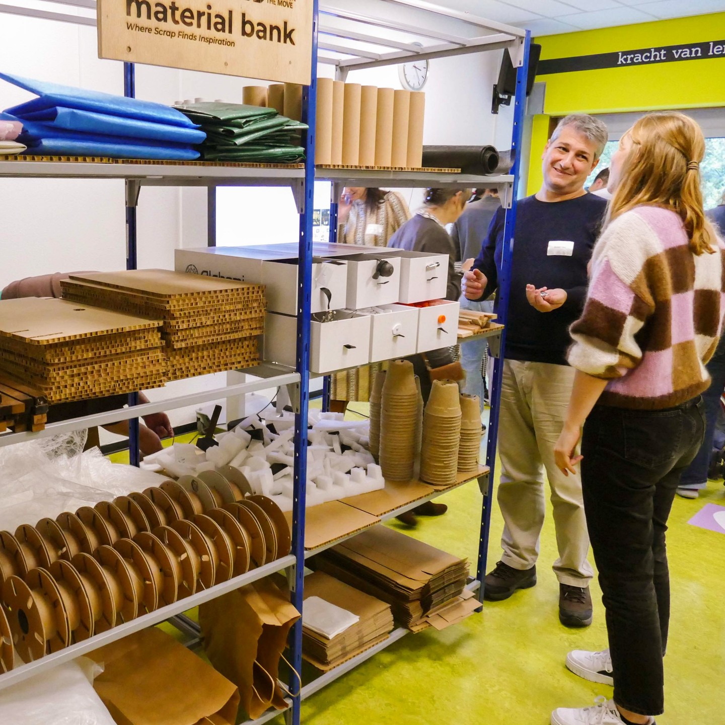 De Fablearn dialogues is eenevenement voor het delen en ontwikkelen van kennis en inzichten over maak onderwijs. Tijdens dit internationale evenement georganiseerd door onder andere @makercosmos mocht Makers on the Move haar gedachtegoed en een pop-up materialenbank presenteren. Onze materialen zijn daarna direct ingezet voor het ontwikkelen van nieuwe maak lessen die de volgende ochtend in scholen in Arnhem zijn uitgevoerd. Voor ons was dit een bijzonder moment om deze community van docenten, beleidsmakers en experts op het gebied van maakonderwijs met onze materialen aan de slag te zien gaan. Wij denken dat het gebruik van reststromen niet alleen voor het milieu goed is maar ook helpt bij de creativiteit van het maken.
@floresonderwijs @deltascholengroep
#maakonderwijs #fablearn #recycling