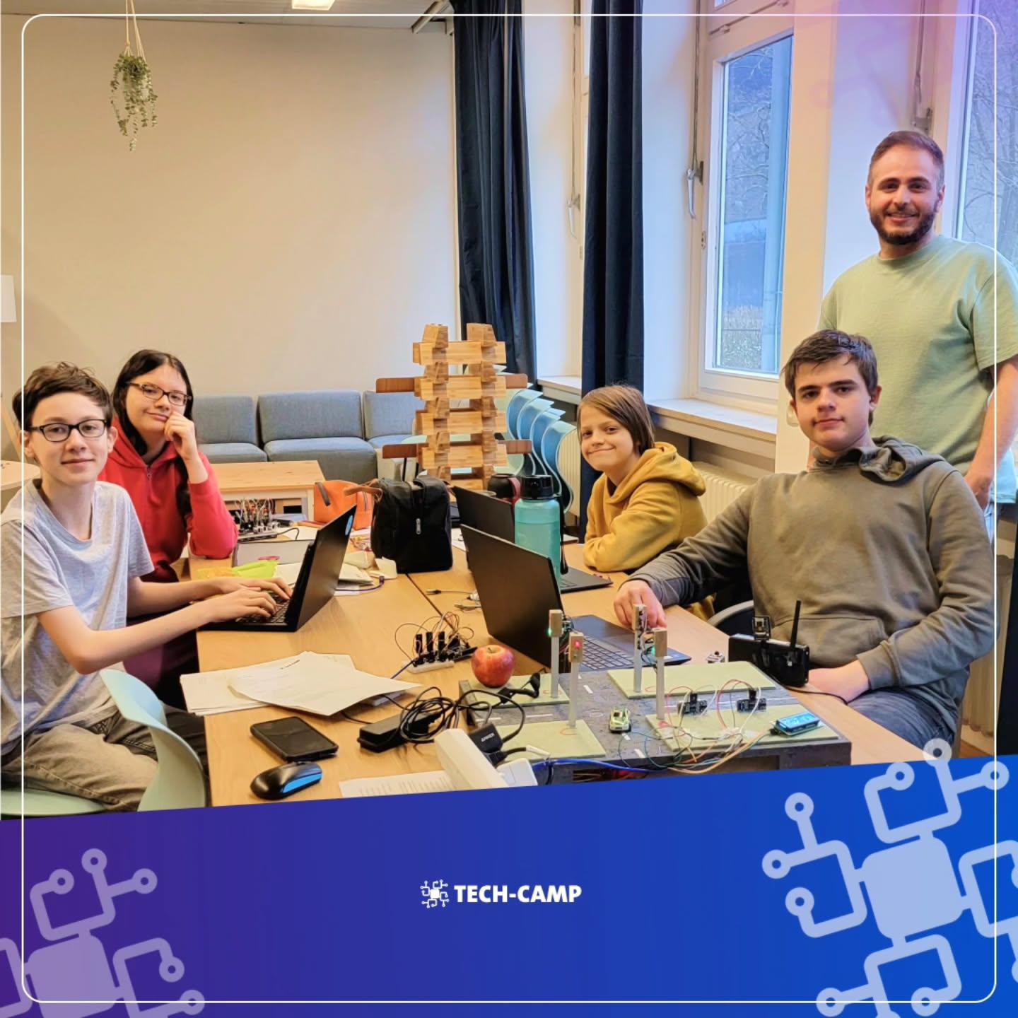 Team Ampelschaltung 🚦
Zum Abschluss unseres Projekts „intelligente Kreuzung“ ein Gruppenfoto mit den Entwicklern von morgen. Von Verkabelung und LEDs über Sensorik bis zur smarten Steuerlogik.
Die Jugendlichen haben gemeinsam geplant, aufgebaut, getestet und optimiert und dabei gezeigt, wie viel Technik, Teamwork und Ausdauer in einem Projekt steckt.
Stolz auf euch 👏
#Ampelschaltung #MINT #Teamwork #Programmierung #Ferienprojekt