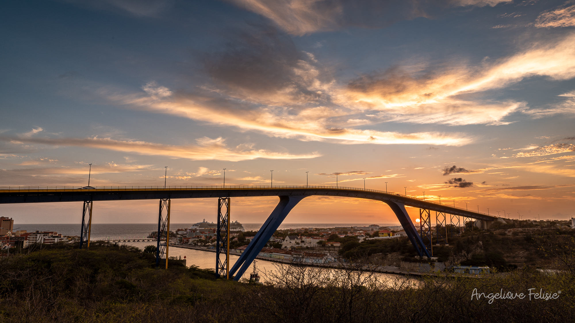 Sunset over Curaçao.
The Queen Juliana Bridge, the floating Pontjesbrug, and a cruise ship.
Willemstad in golden light.
#curacao #willemstad #queenjulianabridge #pontjesbrug #curacaosunset #curacaophotography #sunsetmoments #angeliquefelisiephotography #curacaophotography #curacaonature