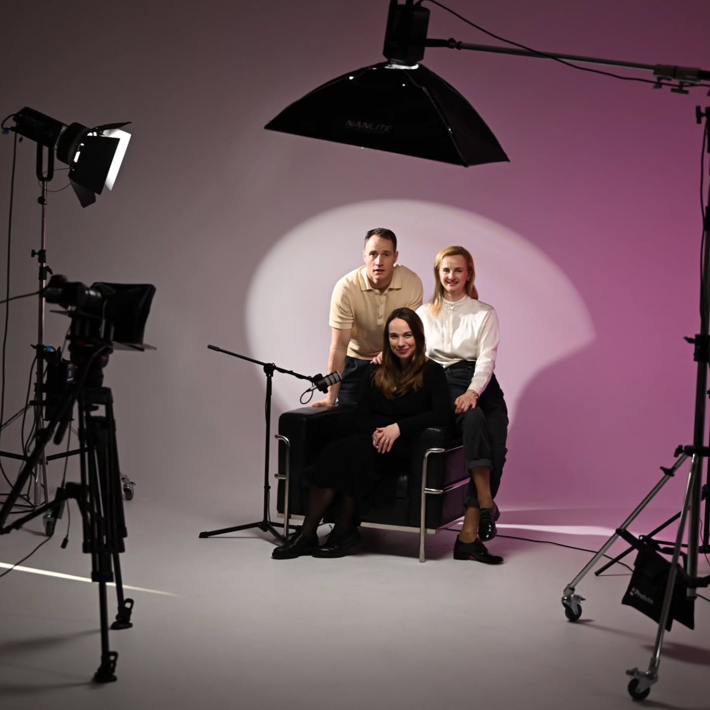 O kartais atrodo tiesiog lemta susitikti :) bet čia nerašysime apie lemtį, nes ateityje jei mus stebėsite viską patys pamatysite :)
Dabar pasidžiaugsime, kad @no.shoes.teatras ruošia šaunią programą apie šiuolaikinį teatrą! Ją ir nufilmavome mūsų studijos cikloramoje.
Pirmos filmavimo dienos BTS