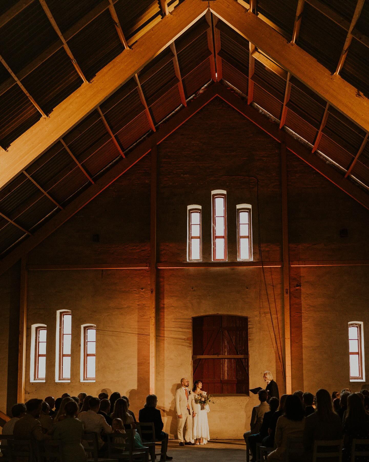 Tack Emelie & Matias för att vi får dela bilder från er magiskt vackra vigsel i ”Katedralen”
13 juni 2024 ✨🤍
Foto: @anniesvenskphotography
Ljussättning: @wakesound_sweden
#bröllop #linkoping #bröllopsinspiration #bröllop2024 #festlokal #konferenslokal #weddinginspiration #bjärkasäby #bröllopsplanering #bröllopsbilder #bröllop2025 #bröllopöstergötland #vigselplats#bröllopsfotograflinköping#konsertlokal