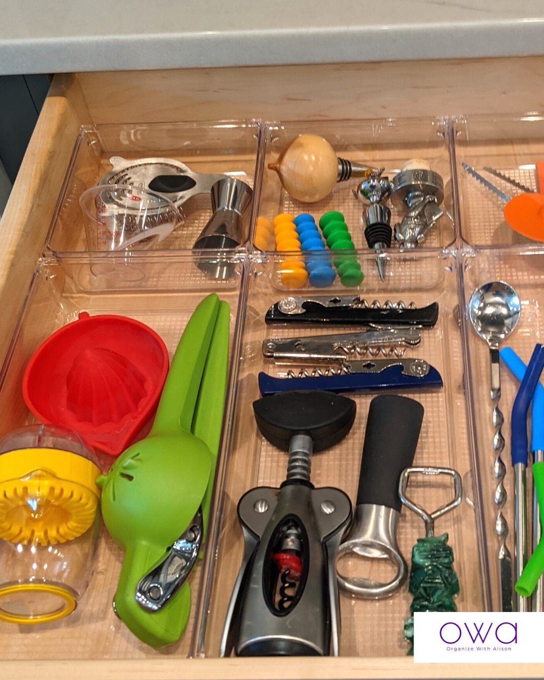 Cooking is a piece of cake when your drawers are organized. 🍰
No more rummaging for the right utensil, just grab what you need and get to it!��
Let this @c.leecawley_simplifyyou project serve as inspiration.💡
Use organizers inside your drawers to make a station for drinks, or to keep your like items together so your utensils stay neat and tidy, allowing you to quickly find what you need. 🎉��
Let me know what you love to cook, and what your biggest kitchen organization problem is. (And if you think your kitchen is too small, remember organizing is all about using the space you have well!) 👩🍳
_____
#organizingtips #organizeyourlife #kitcheninspo #kitchenstyle #clutterfree #tidyingup #thatorganizedkitchen #homeorganization #kitchenideas #kitchenorganization #kitchendrawers #kitchenutensils #minimalistliving #livingwithless #livesimple #simplelifehappylife #declutteryourlife #simplifyyourlife #stressless #cookingathome #homecooking #kitchencabinets #kitcheninspiration #kitchenideas #kitchengoals #kitchenhacks #kitchenstorage