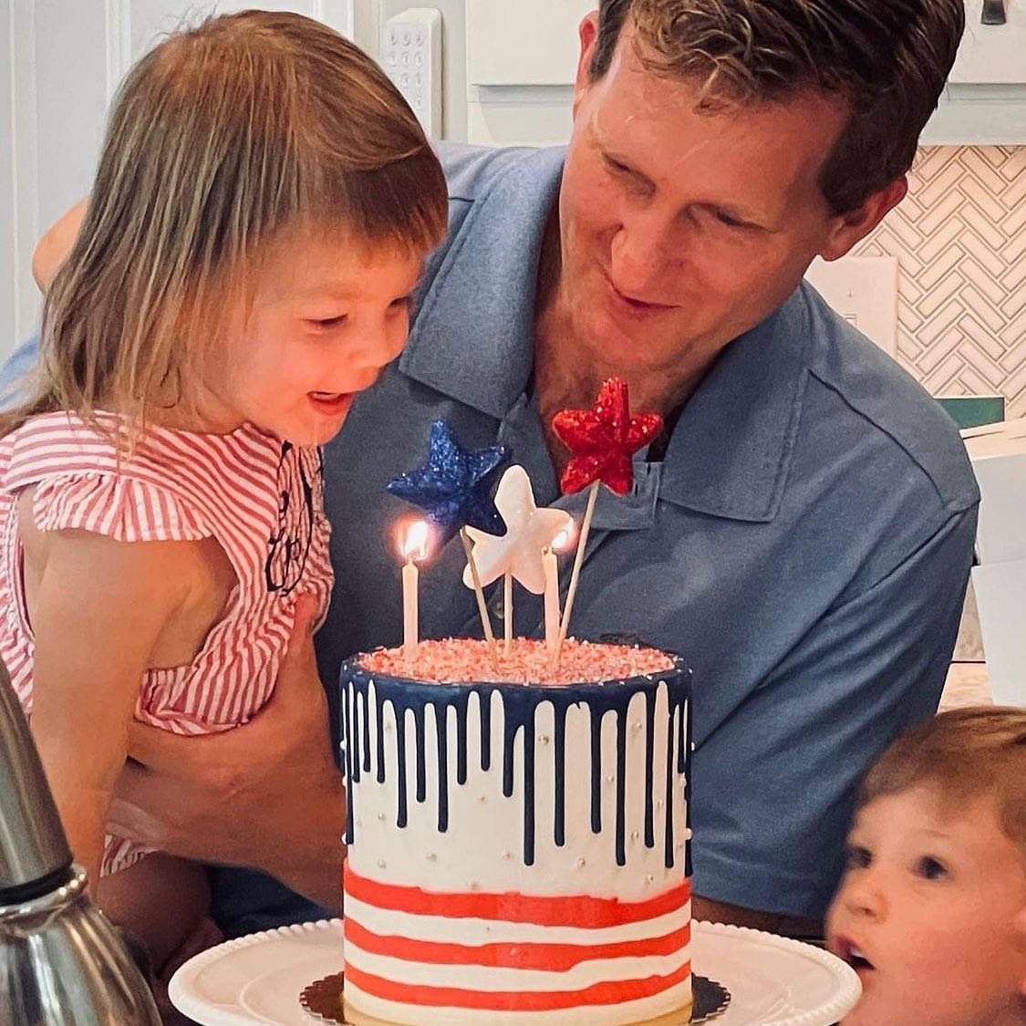 Sweet little photo from this “Red, White, and Two” birthday party last weekend.🇺🇸 #4thofjulycake #redwhiteandtwo #happybirthday