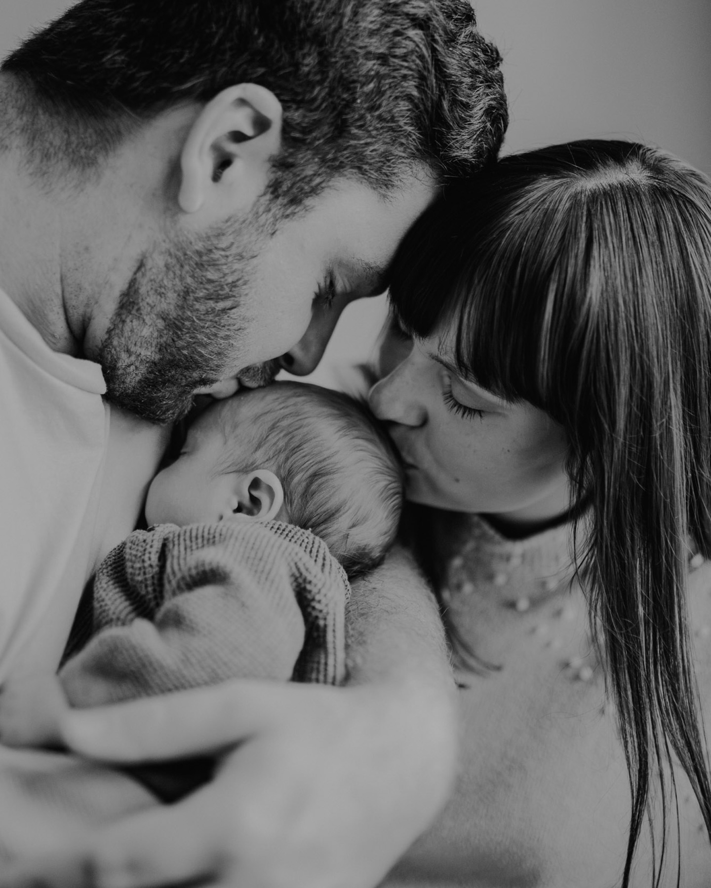 Für eine Homestory braucht ihr kein perfektes Zuhause. Nur euch.
Viele Eltern fragen sich vor einer Homestory:
„Muss bei uns alles perfekt aufgeräumt sein?“
Die Antwort ist: Nein.
Für eure Bilder brauchen wir keine perfekte vorzeige Wohnung, sondern nur ein paar ruhige Ecken mit schönem Licht. Oft reichen schon das Schlafzimmer, das Sofa oder das Babybett.
Euer Zuhause erzählt eure Geschichte, genau so, wie es ist.
FAMILIENFOTOGRAFIE THÜRINGEN
NEWBORN
BABYFOTOGRAFIE
FAMILIENFOTOGRAF
#newbornshooting #familienfotografthüringen #familienfotografie #erinnerungeninbildern #babyfotografie