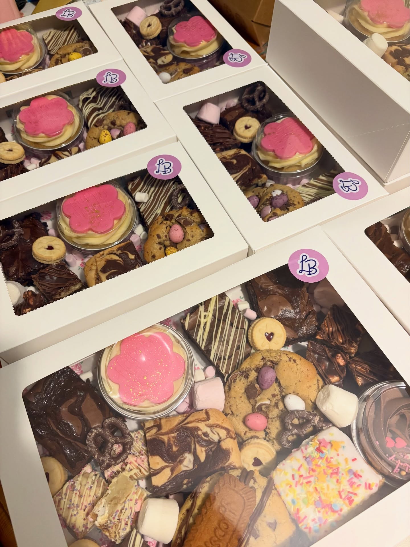 Mother’s Day done😍 Lots of boxes made up and out the door! Thank you for all your orders!🥰
Happy Mother’s Day for tomorrow☺️💐
#mothersdaycakes #mothersday #treatbox #portlanddorset #dorsetbaker