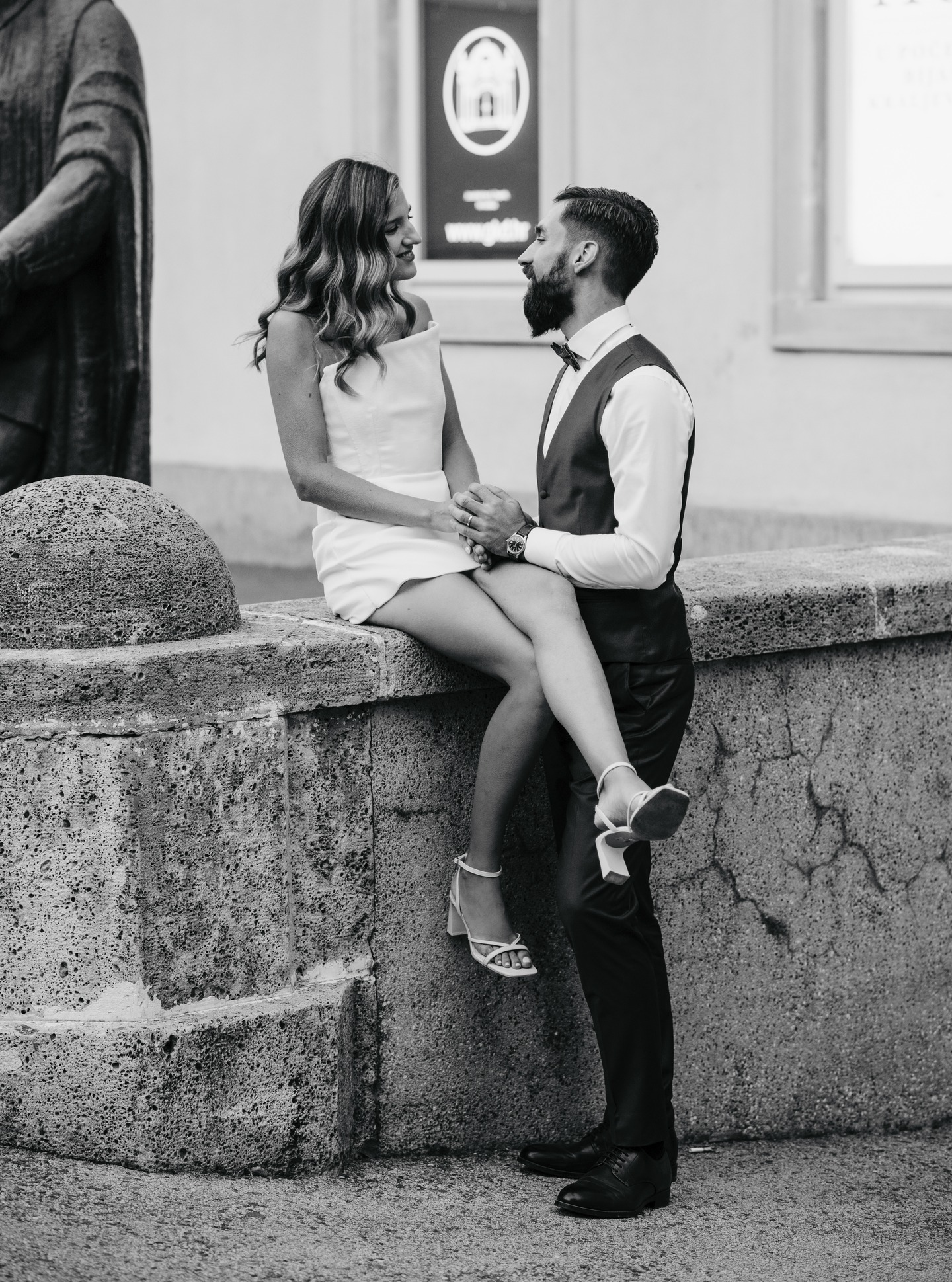 Još malo njih u c/b 🖤🤍
Mislim da su mi samo dva puta mladenci na dogovoru za vjenčanje spominjali boje. Jedni su rekli da ne žele niti jednu c/b, a jedni da ih žele puuuuno.
Prvi nisu dobili niti jednu crno- bijelu, a drugi se nisu žalili iako nisam forsirala broj : )
Crno- bijela nekad naglasi emociju, nekad eleganciju, nekad umanji distrakciju, ukaže na bitno.
Ali sporučujem ih u, vjerujem, ispravnim dozama : )