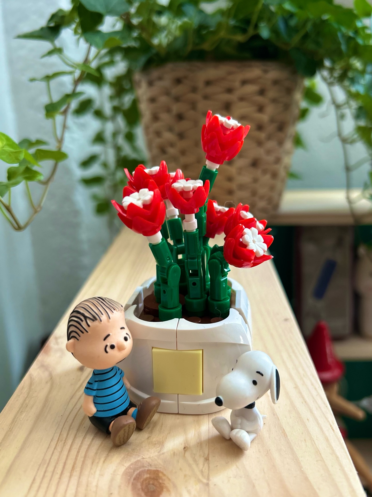 Buon inizio settimana dalla scrivania (mah…? Scrivania?) di Magorium 😍 #magoriumgiocattoli #flowers #brickstagram #toys #monday