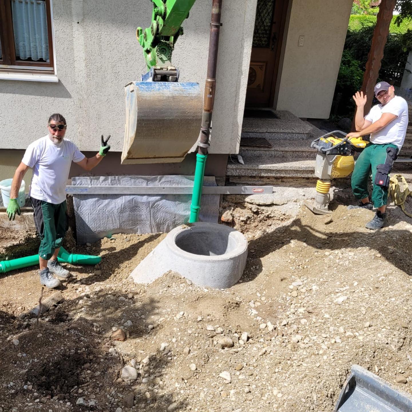 Spaß muss sein 😂
Die Jungs sind immer für ein „Späßle“ zu haben
#bestesteam #baustelle #baustellenleben #galabau #gartengestaltung #garten