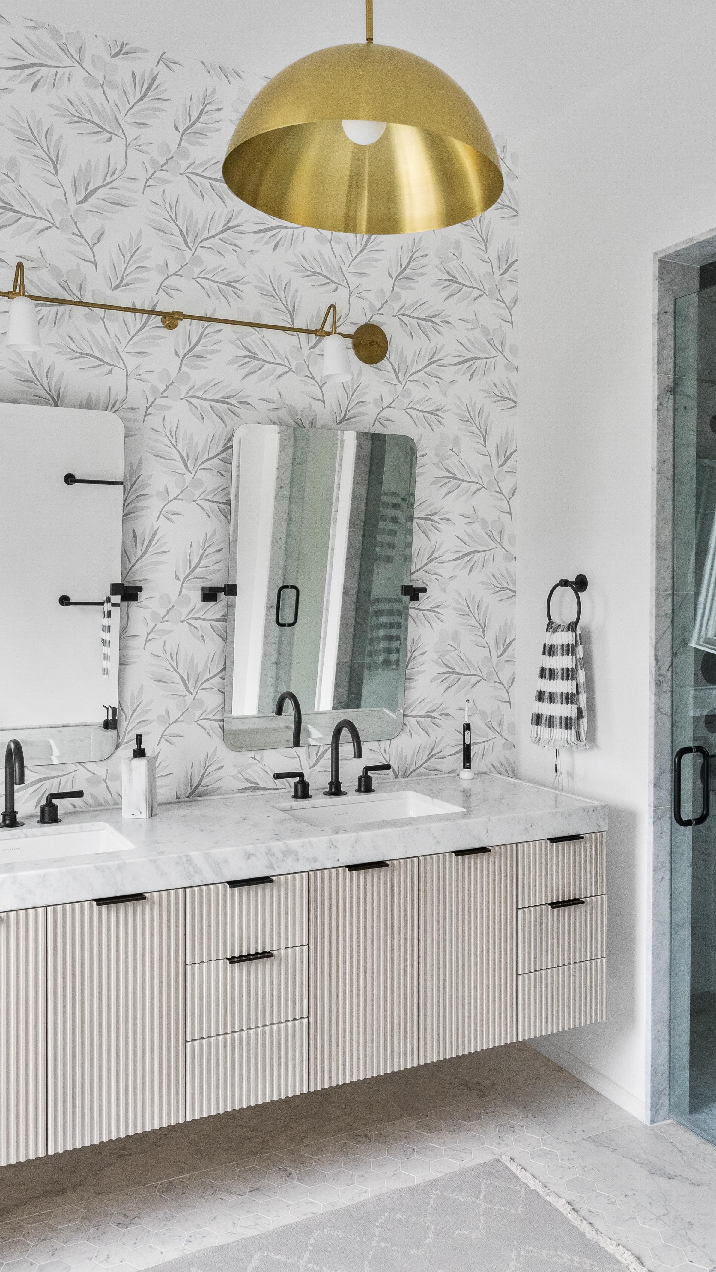 Are you pro wallpaper or not?
Wallpaper is making a major comeback — and it’s not just for the walls anymore. People are putting it on ceilings, closets, bathrooms, and other unexpected places to make a space stand out.
what’s the most interesting place you’ve seen wallpaper used?
#interior #interiordesign #wallpaper #designtips #interiordesigners